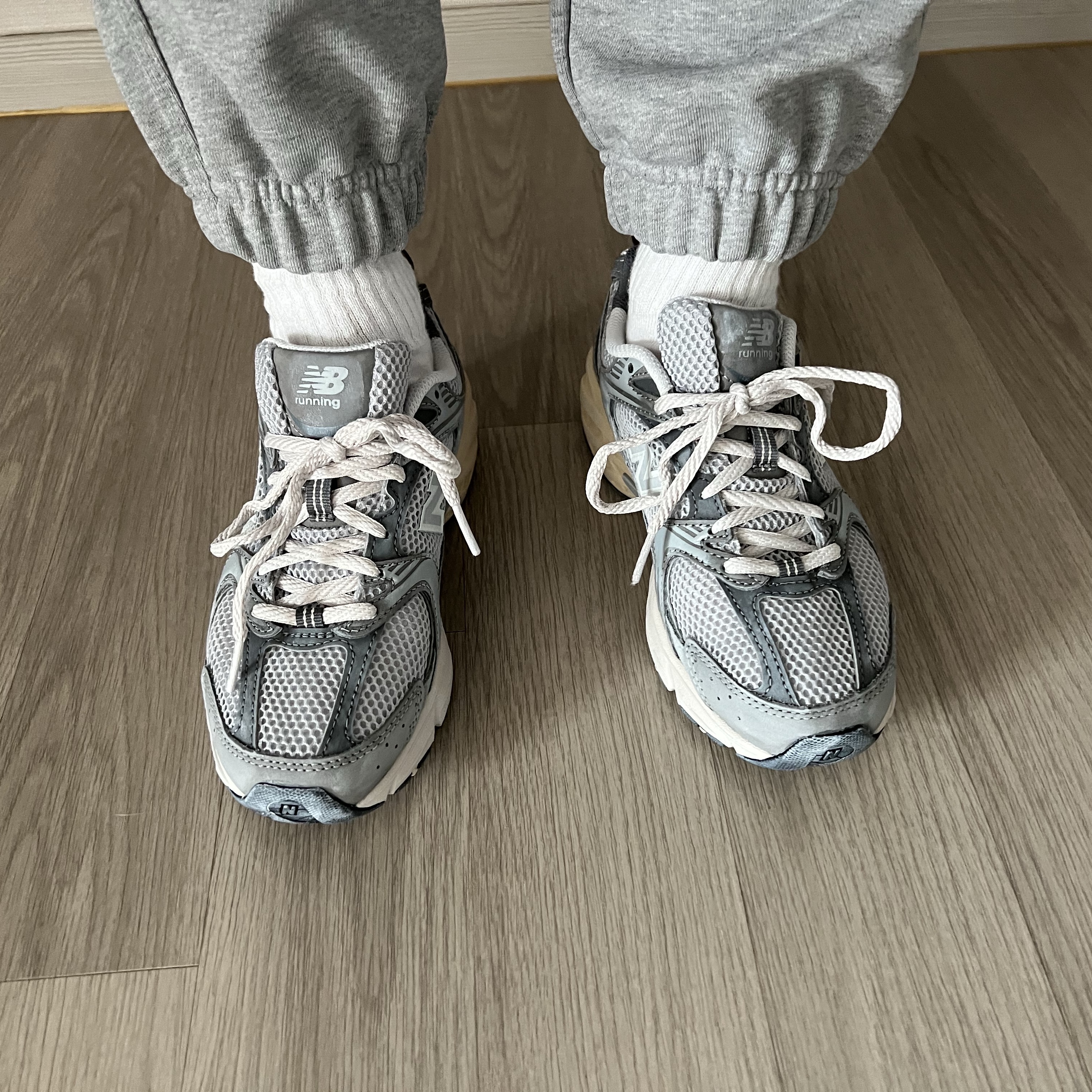 New Balance 530 Premium Vintage Grey Matter 착용 스타일 - 5