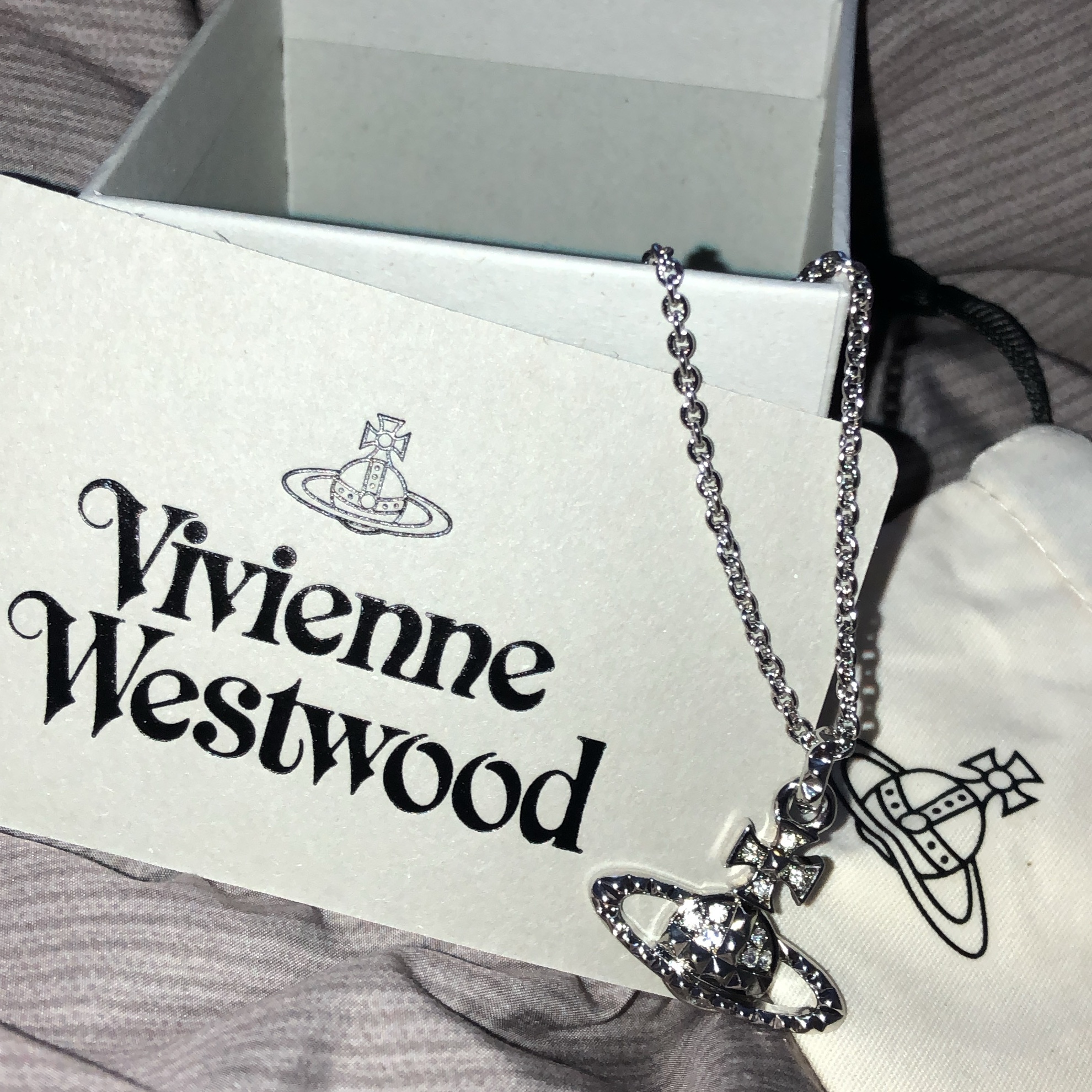 Vivienne Westwood Mayfair Bas Relief Pendant Silver 착용 스타일