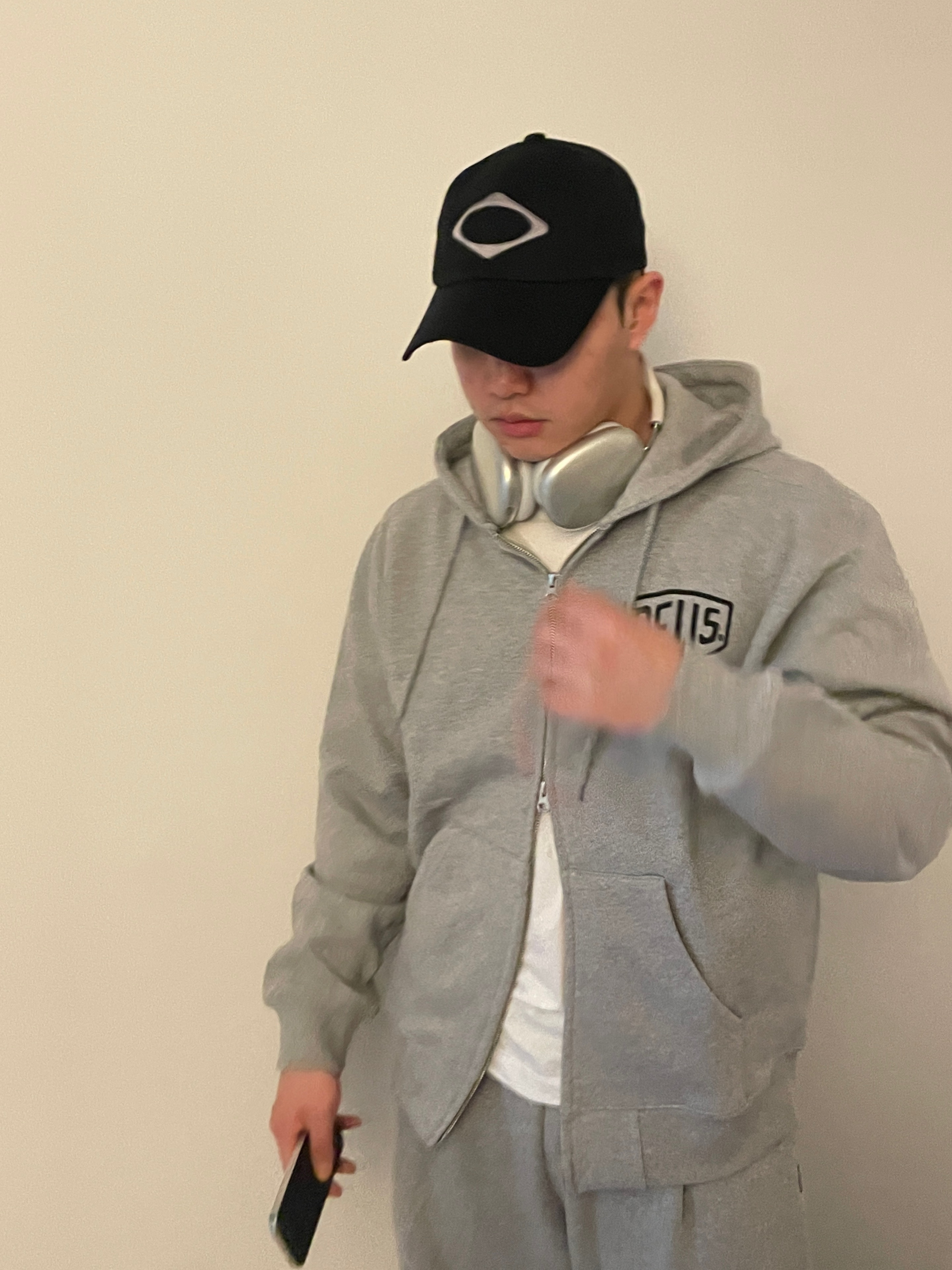 Mischief Rhombus Ball Cap Black, Deus Ex Machina Seoul College Hooded Jacket Grey Heather 착용 스타일 - 1