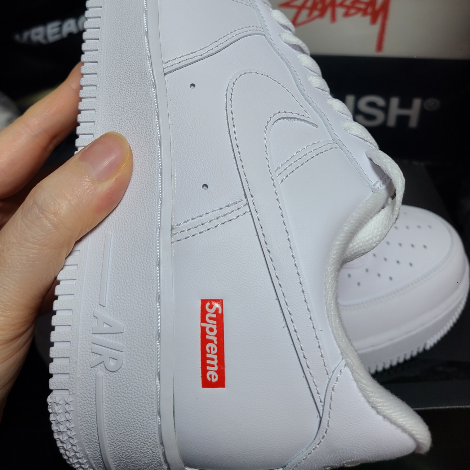 Nike x Supreme Air Force 1 Low White 착용 스타일 - 3