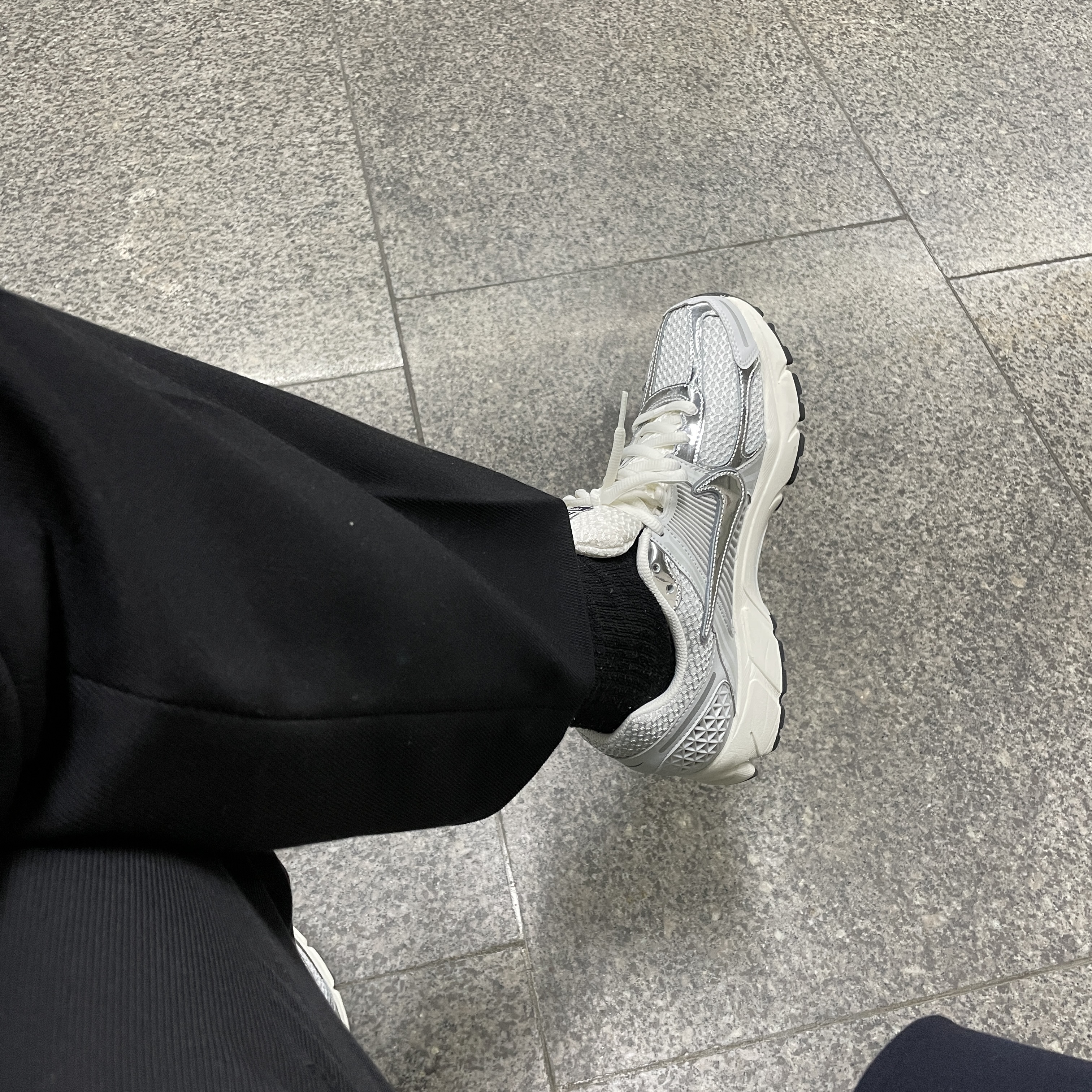 (W) Nike Zoom Vomero 5 Photon Dust and Metallic Silver 착용 스타일
