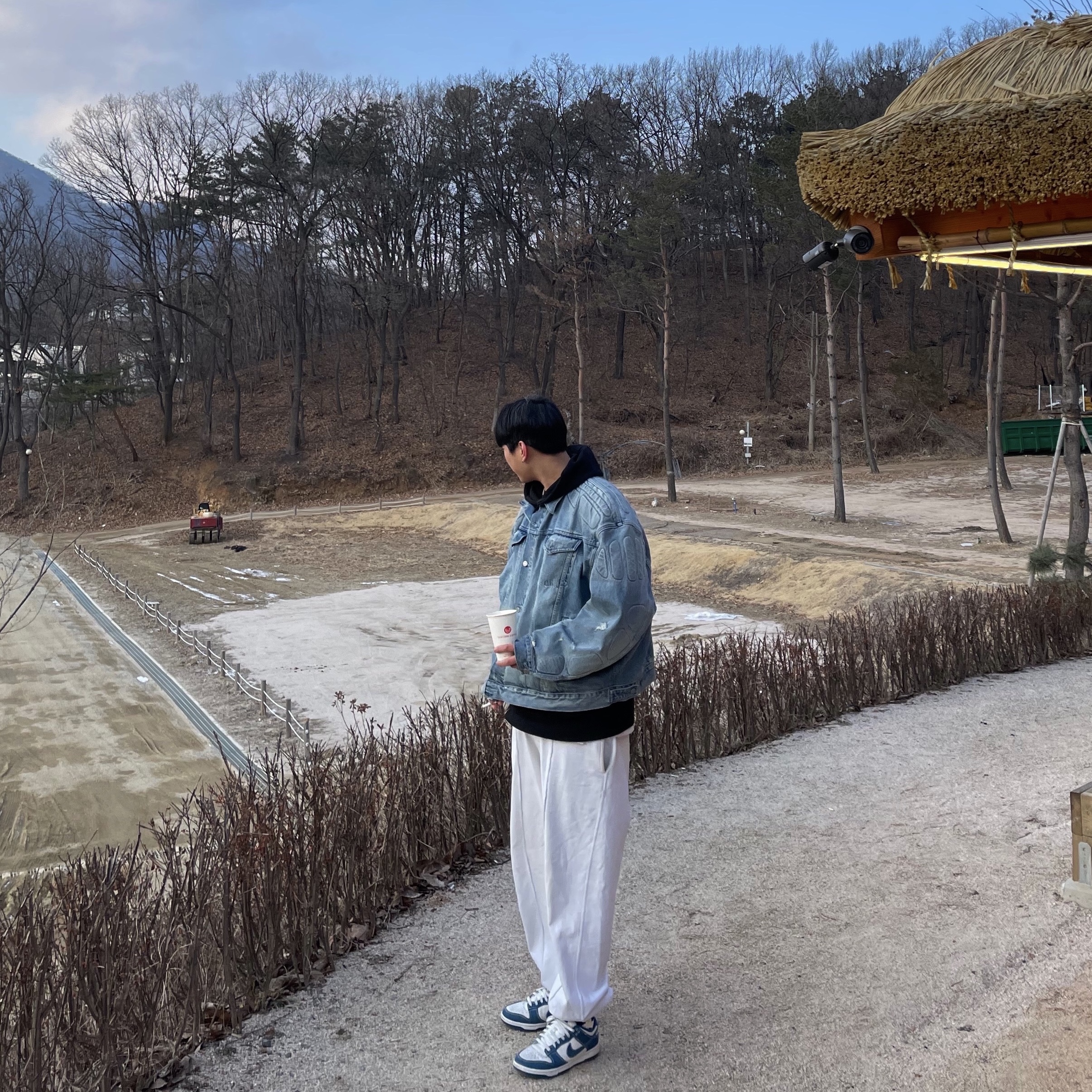 이지 갭 엔지니어드 바이 발렌시아가 패디드 데님 자켓 블루 착용 스타일