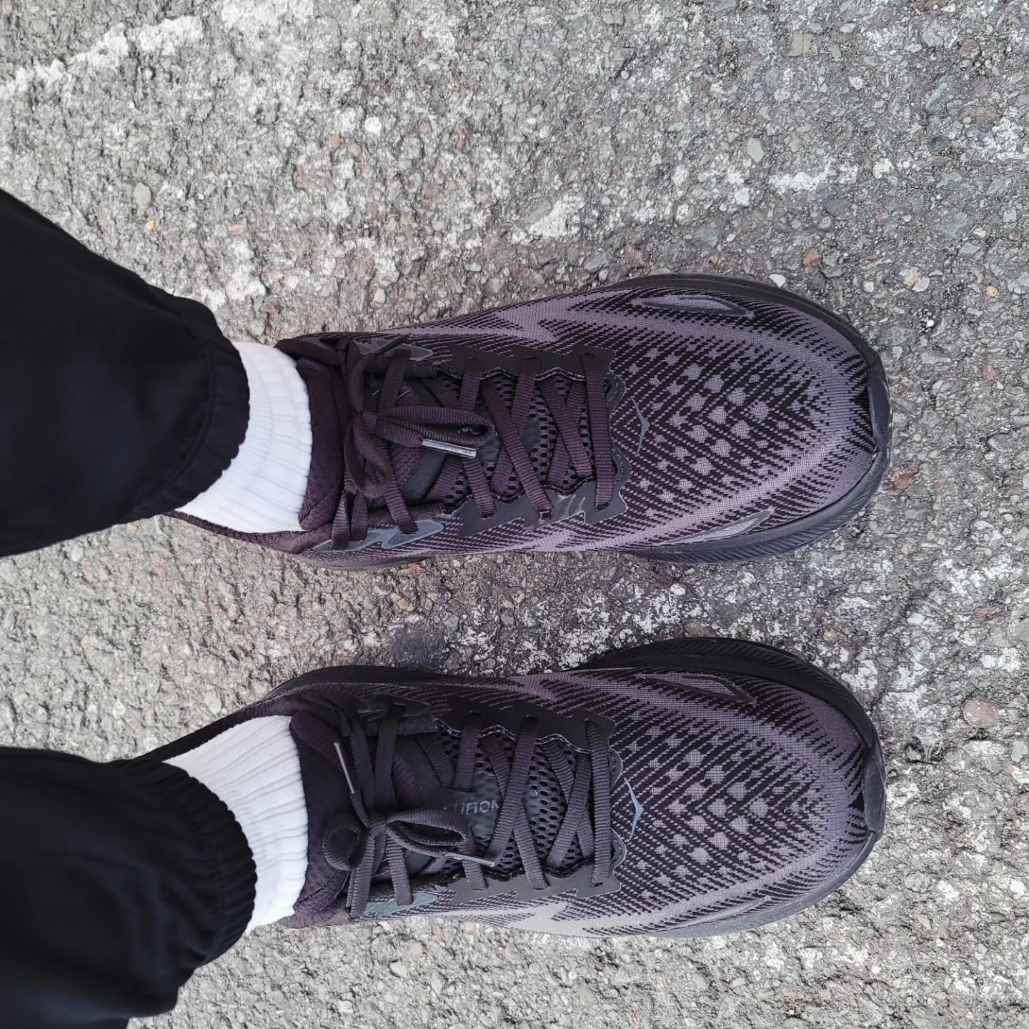 Hoka Clifton 9 Black - Wide 착용 스타일 - 1