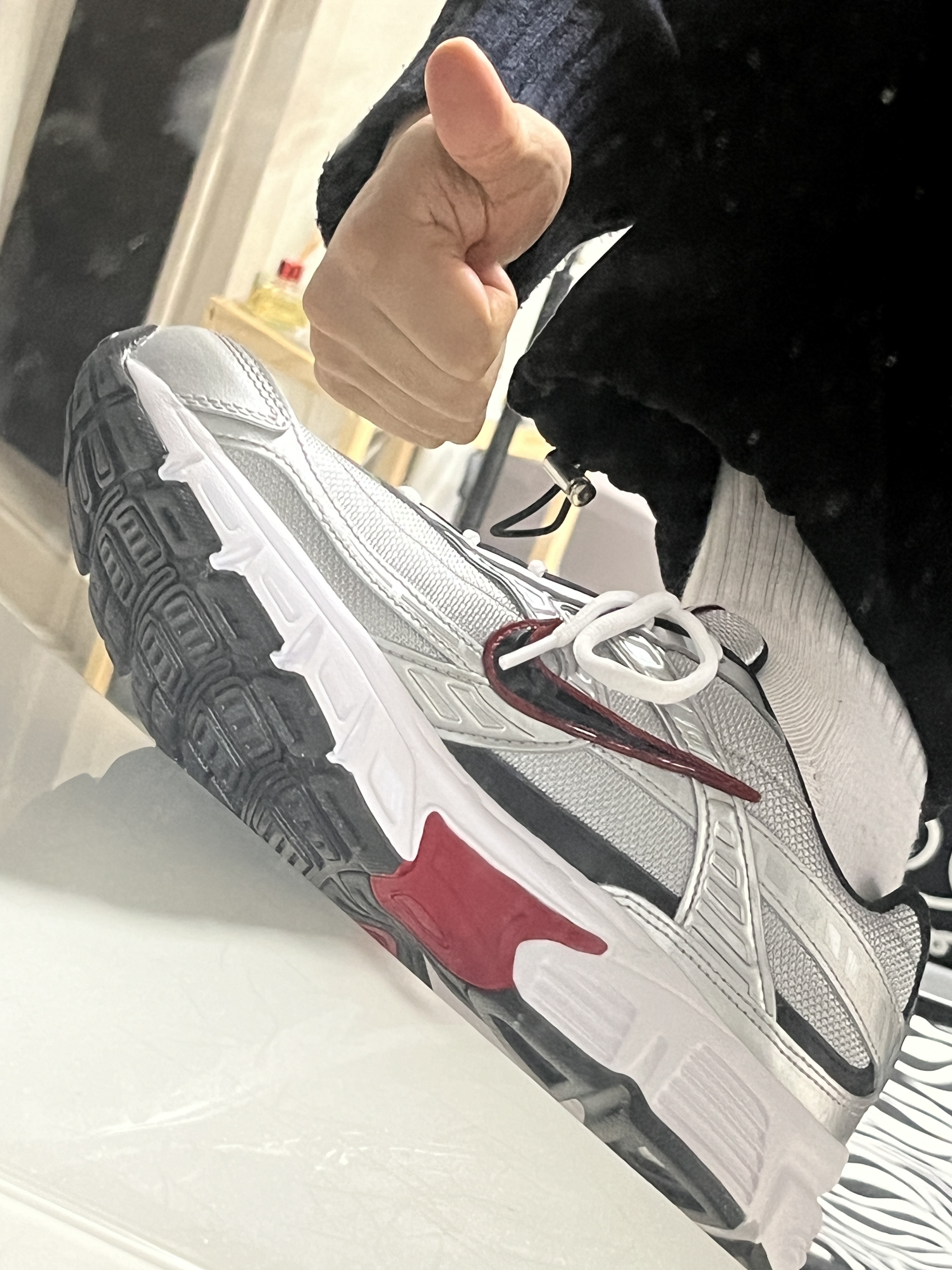Nike Initiator Metallic Silver Black 착용 스타일