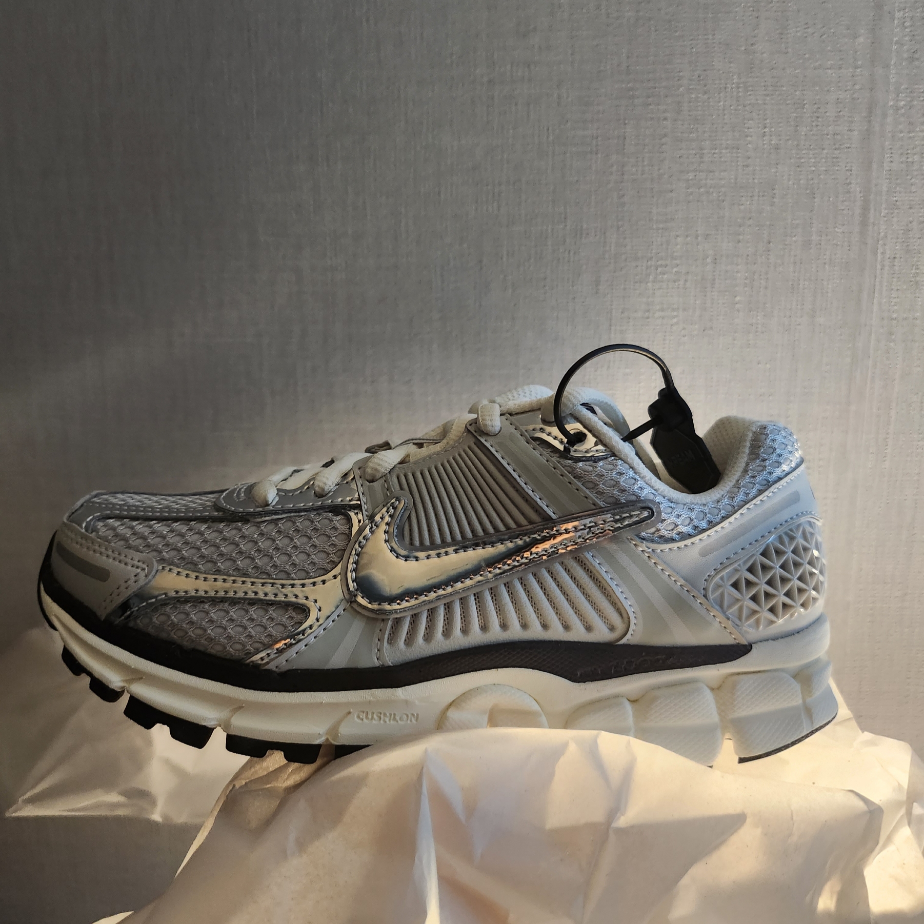 (W) Nike Zoom Vomero 5 Photon Dust and Metallic Silver 착용 스타일
