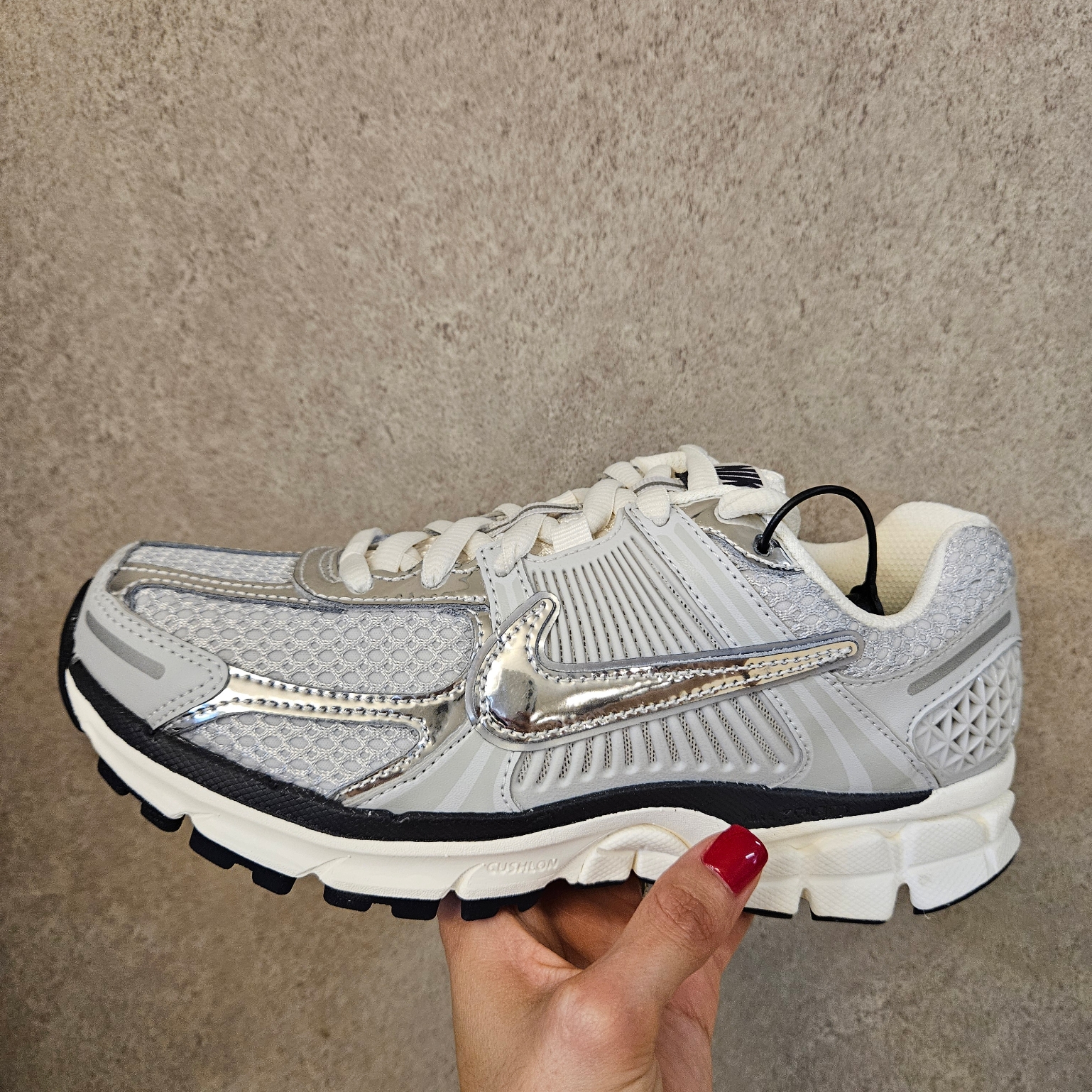(W) Nike Zoom Vomero 5 Photon Dust and Metallic Silver 착용 스타일 - 1