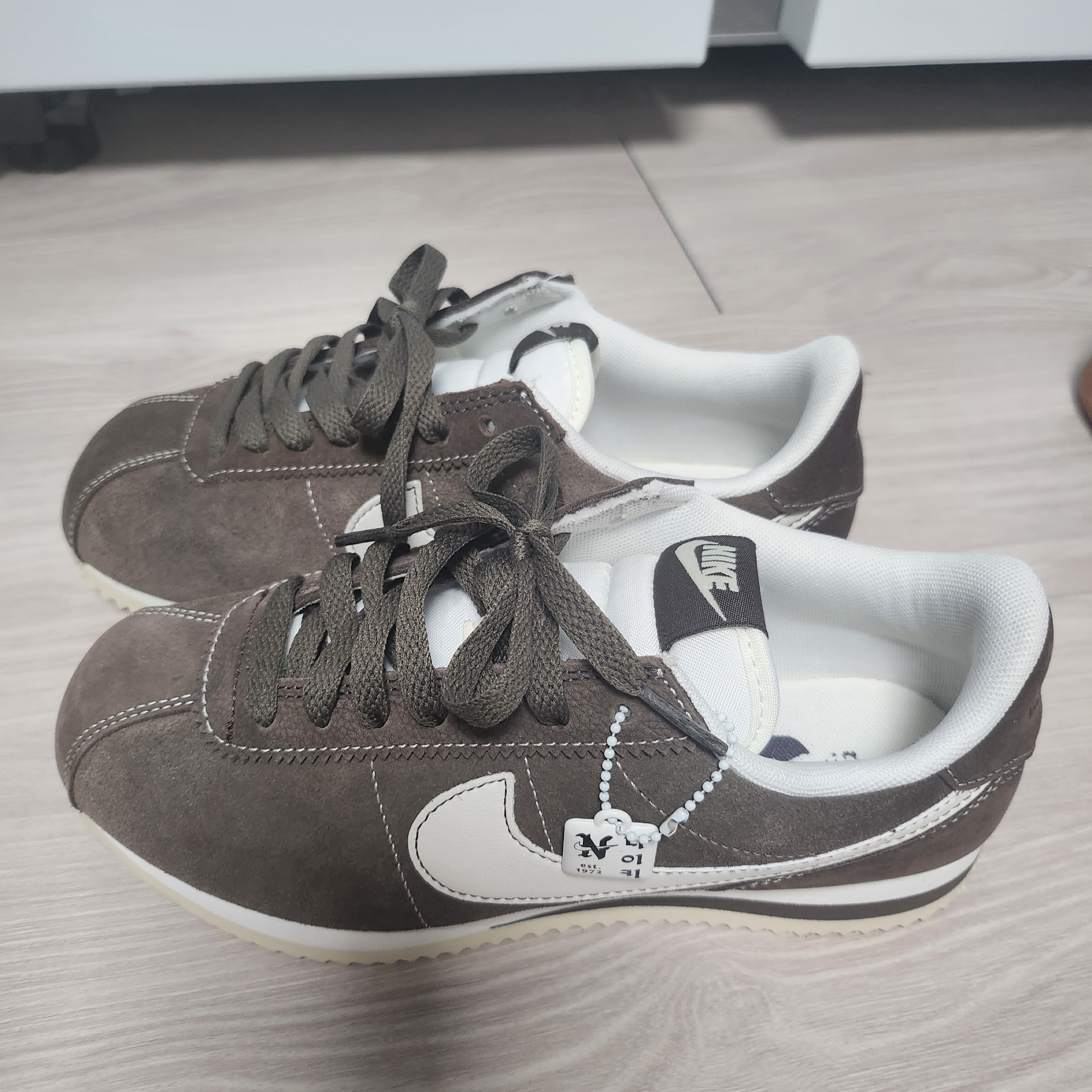 Nike Cortez SE Hangul Day Baroque Brown Sail 착용 스타일 - 2