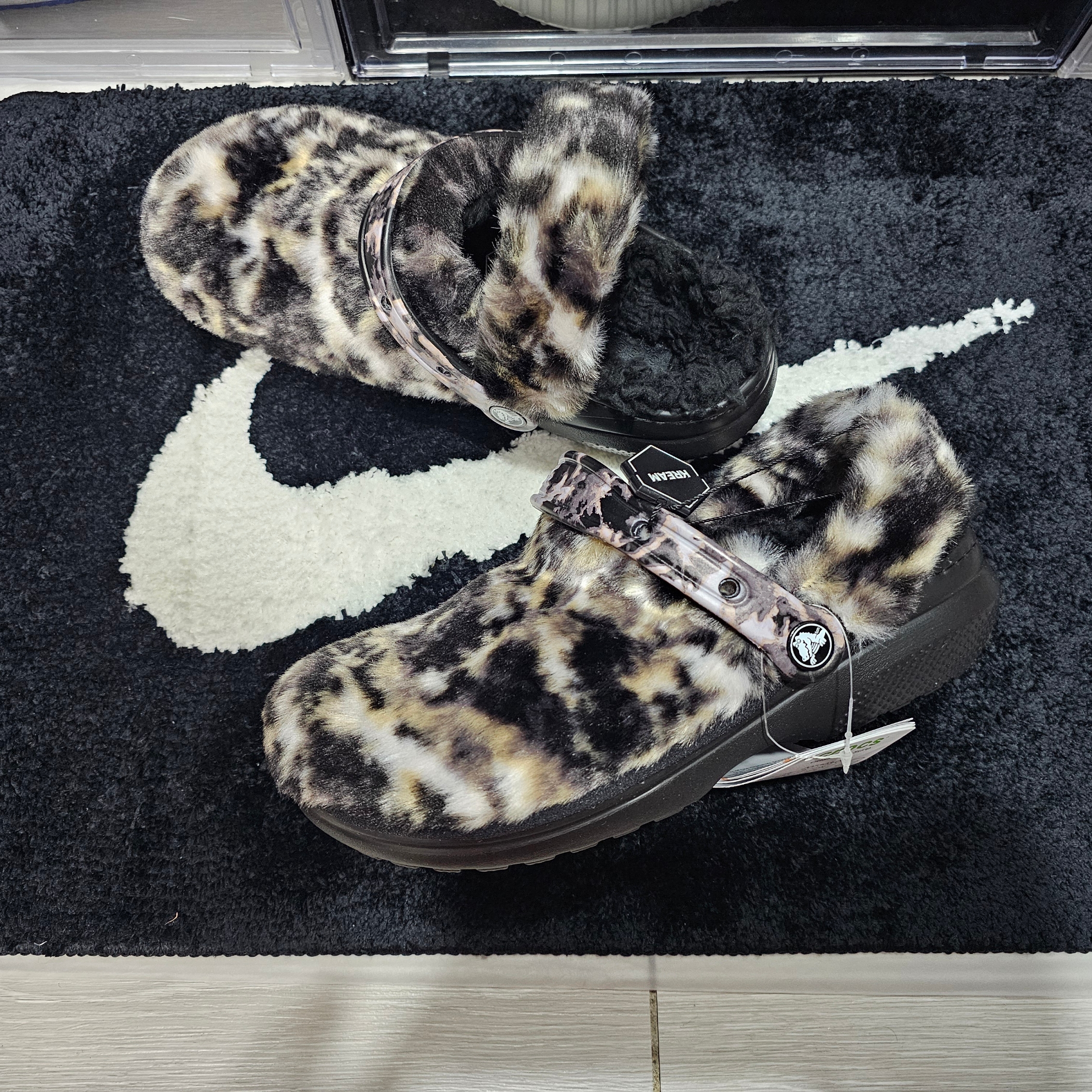 Crocs Classic Fur Sure Clog Black Multi 착용 스타일