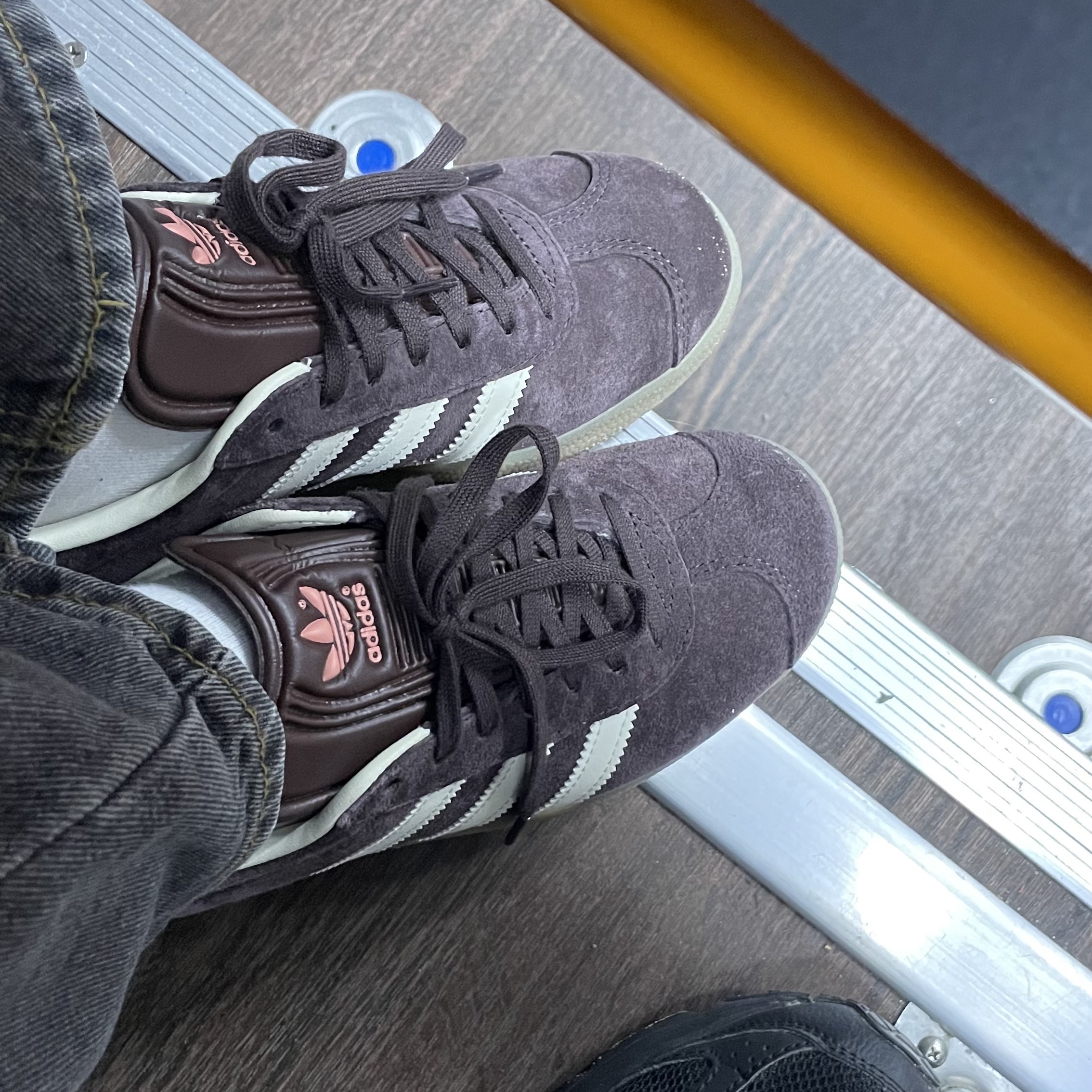 (W) Adidas Gazelle Shadow Brown 착용 스타일