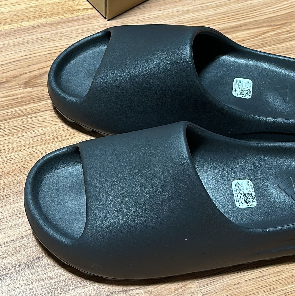 Adidas Yeezy Slide Onyx 착용 스타일 - 2