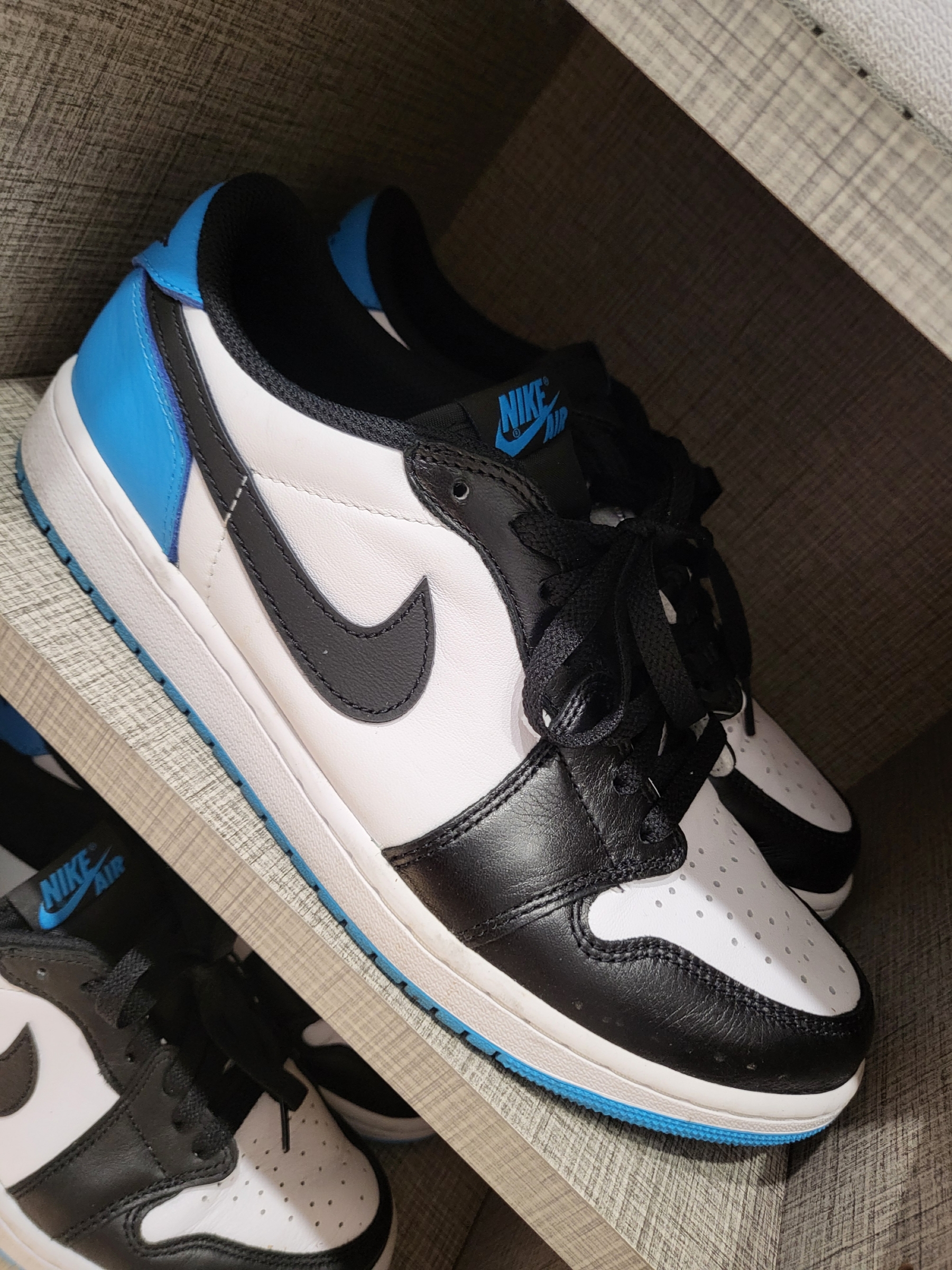 Jordan 1 Retro Low OG Black and Dark Powder Blue 착용 스타일