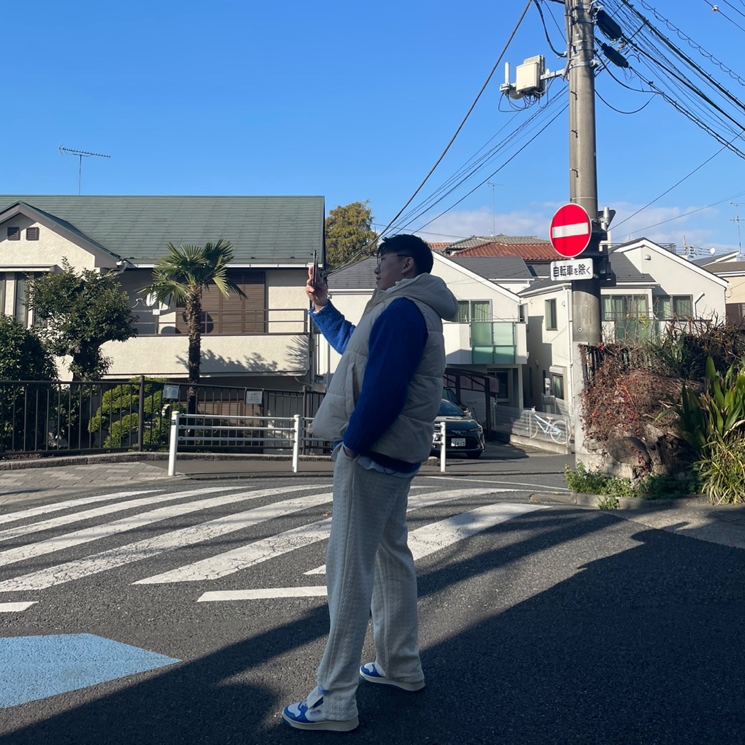 Autry Medalist Low Leather Sneakers White Azure 착용 스타일