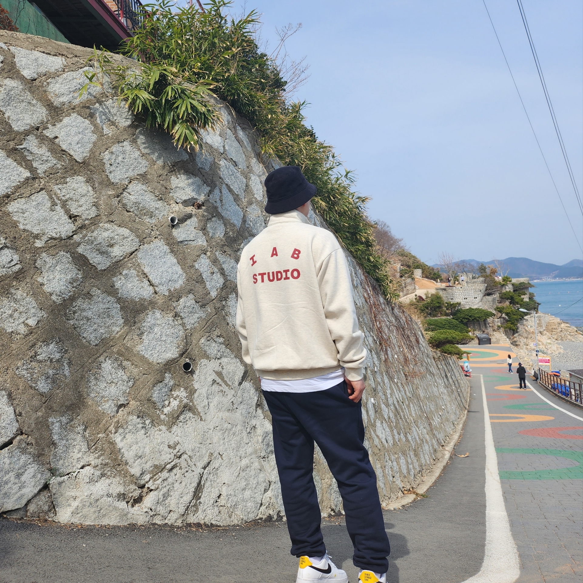 IAB Studio Half Zip-Up Oatmeal Burgundy 착용 스타일
