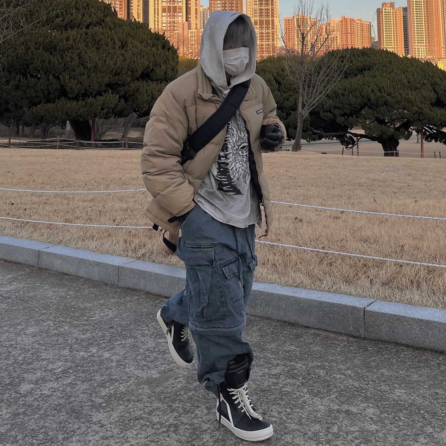 Rick Owens Geobasket Full Grain Calf Leather Strobe Sneakers Black Milk White 착용 스타일 - 1