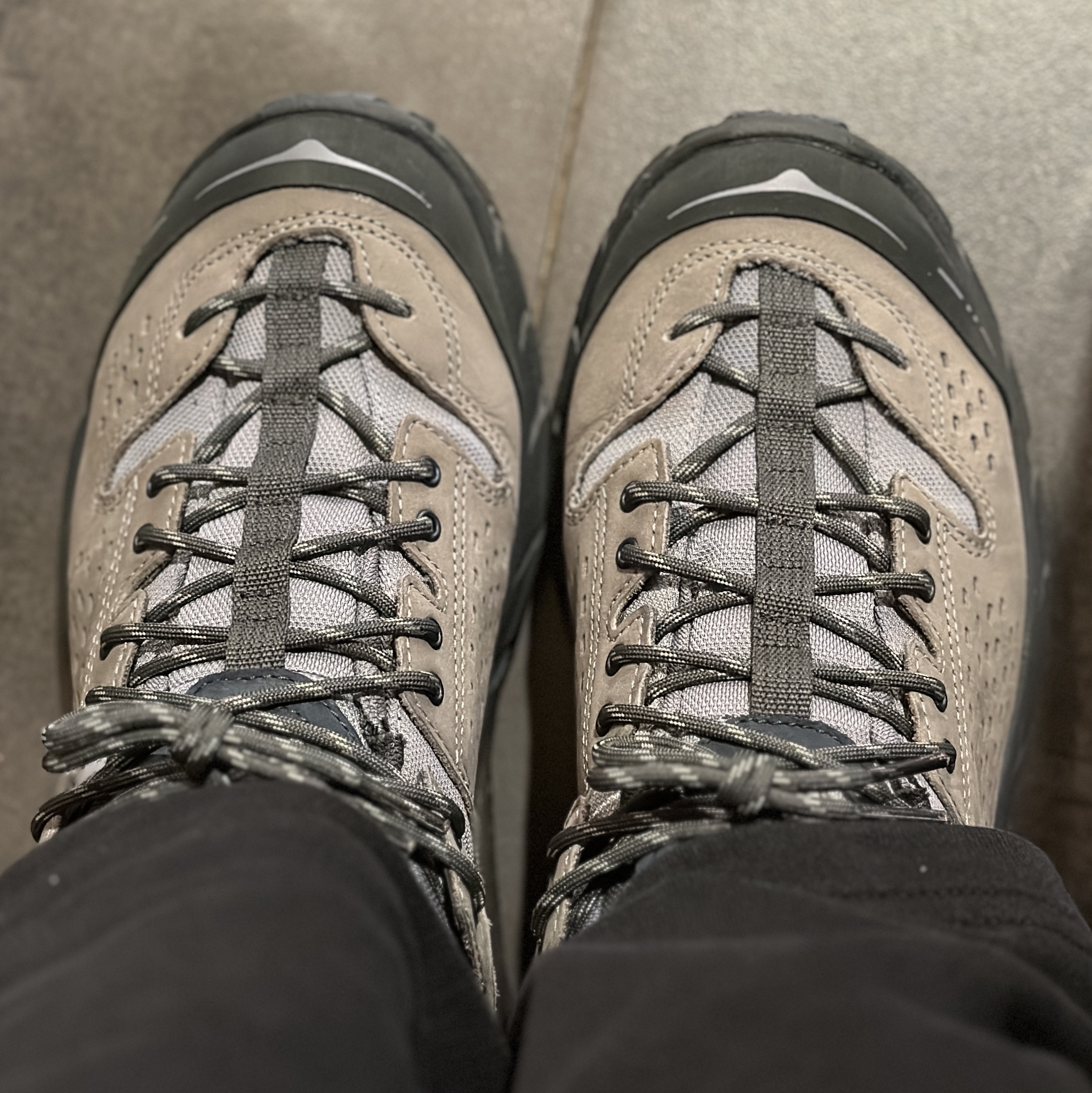 Hoka x J.L-A.L Tor Ultra Low Desert Taupe Rock Ridge 착용 스타일