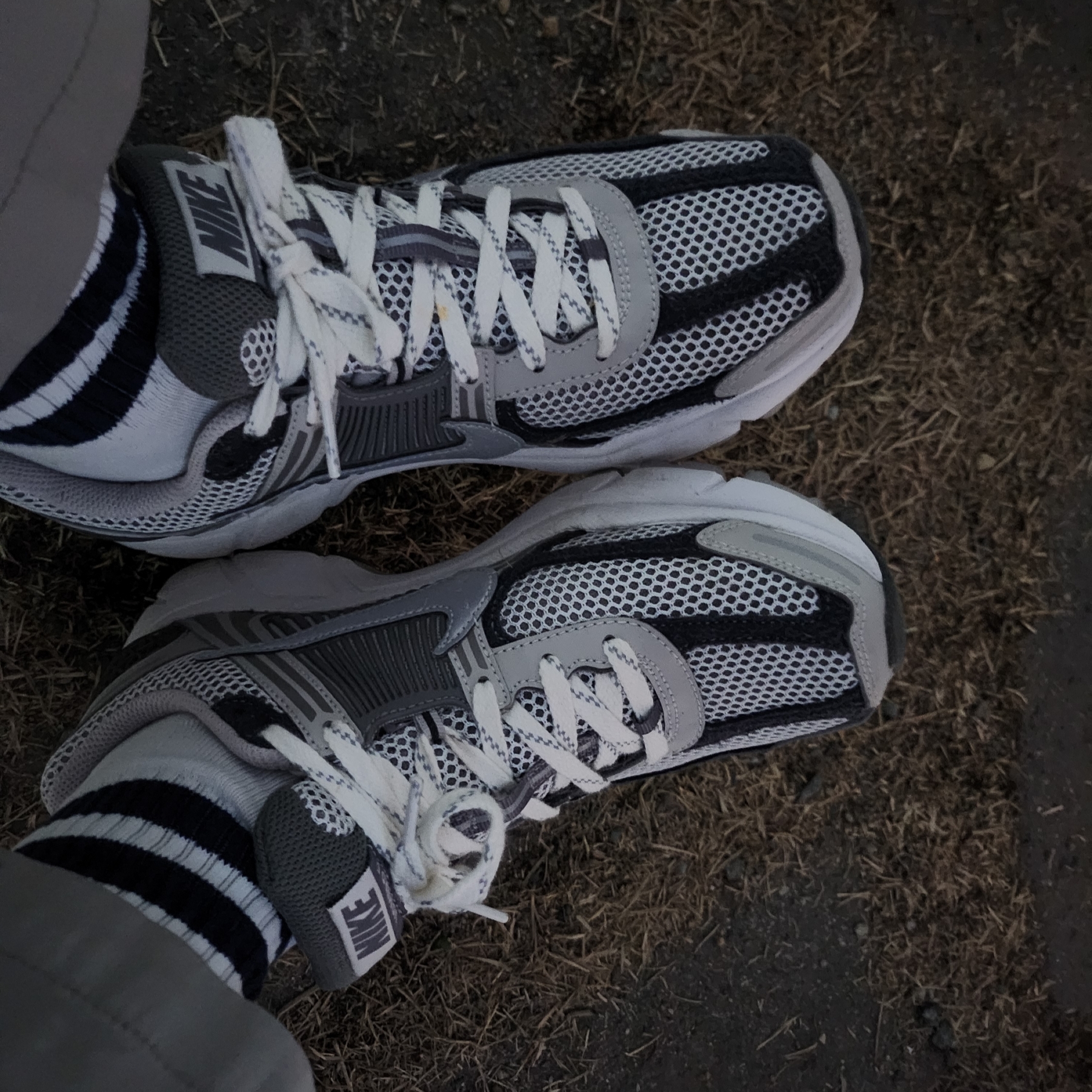 Nike Zoom Vomero 5 PRM Light Iron Ore and Flat Fewter 착용 스타일 - 1