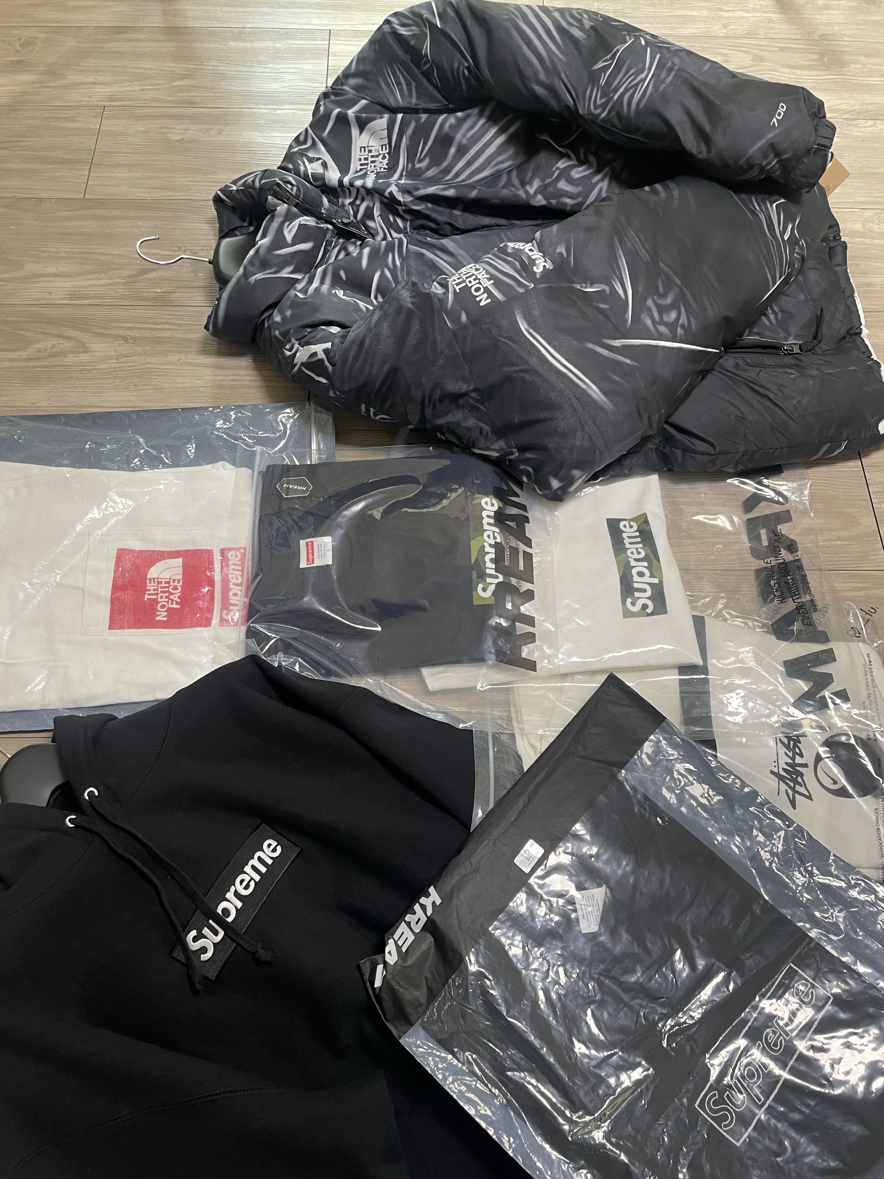 Supreme Box Logo Hooded Sweatshirt Black - 23FW, Supreme Box Logo T-Shirt White - 23FW 착용 스타일 - 2