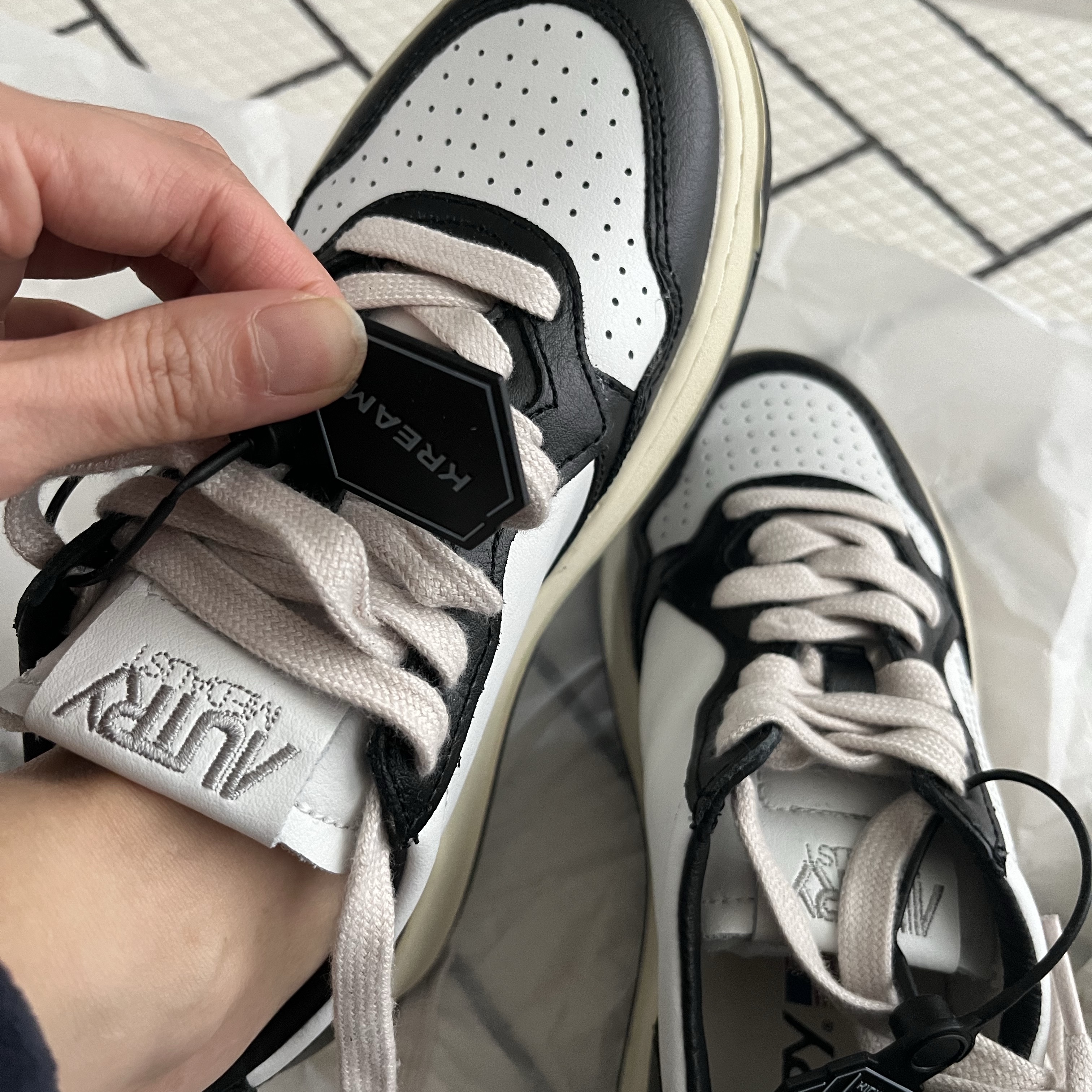 (W) Autry Medalist Low Leather Sneakers Black White 착용 스타일 - 1