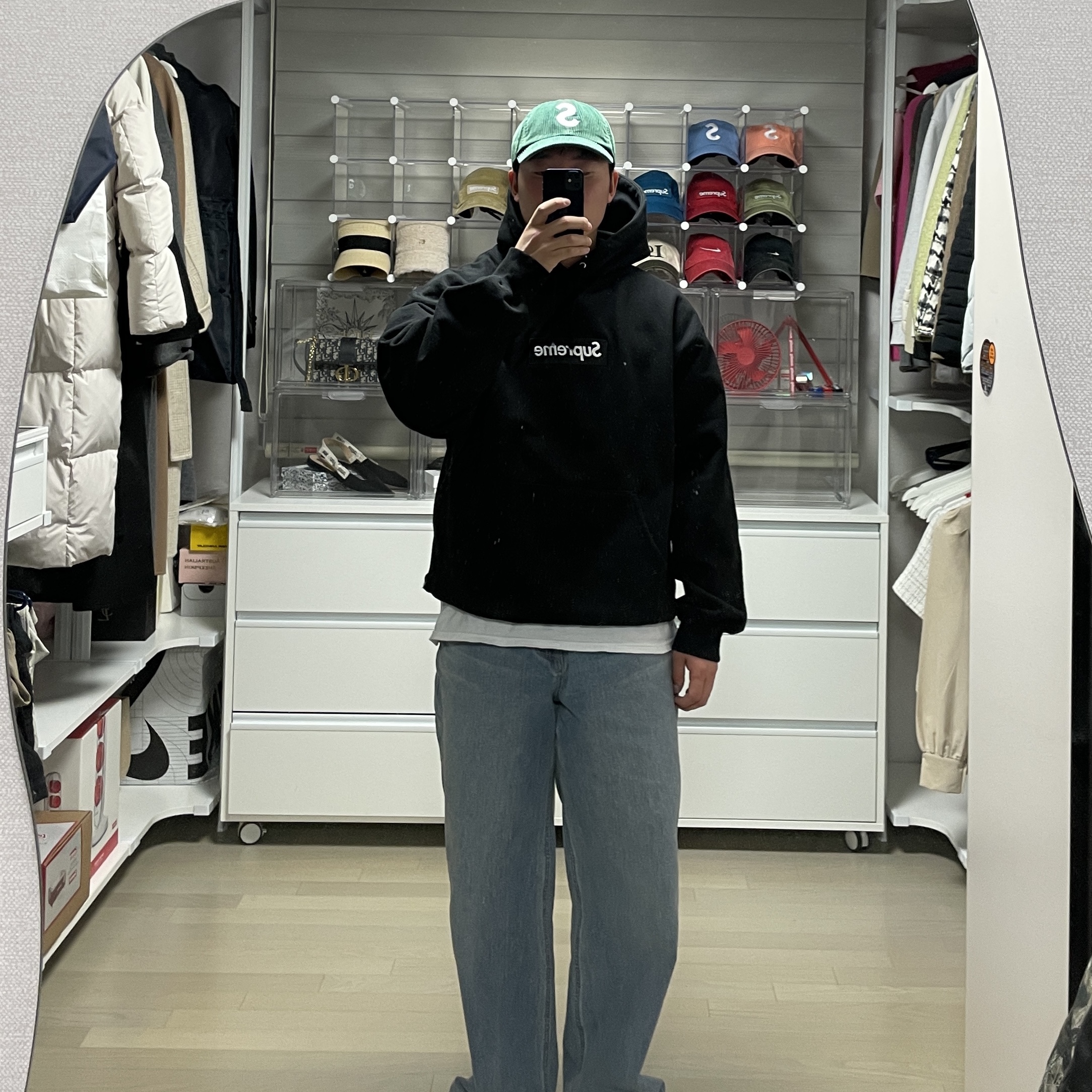 Supreme Box Logo Hooded Sweatshirt Black - 23FW, Supreme Corduroy S Logo 6-Panel Green - 23FW 착용 스타일 - 3
