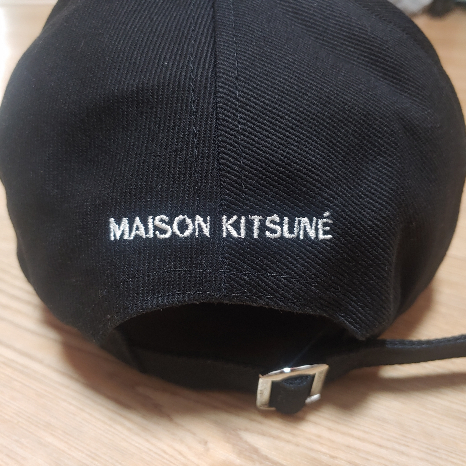 Maison Kitsune Large Fox Head Embroidery 6P Cap Black 착용 스타일 - 2