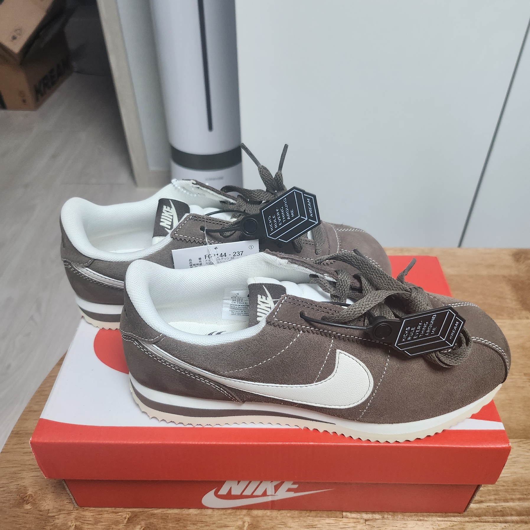 Nike Cortez SE Hangul Day Baroque Brown Sail 착용 스타일 - 1