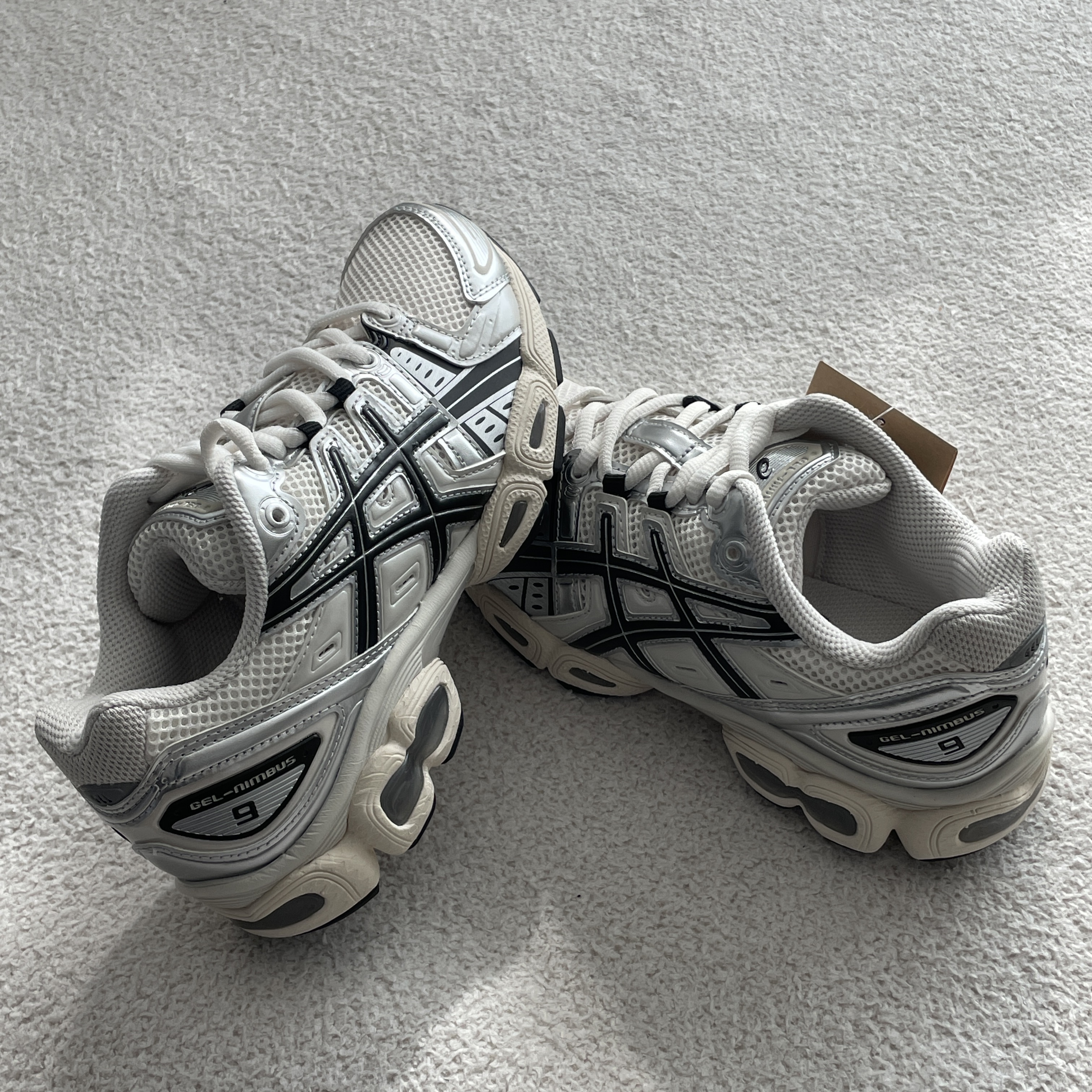 Asics Gel-Nimbus 9 Cream Black 착용 스타일 - 2
