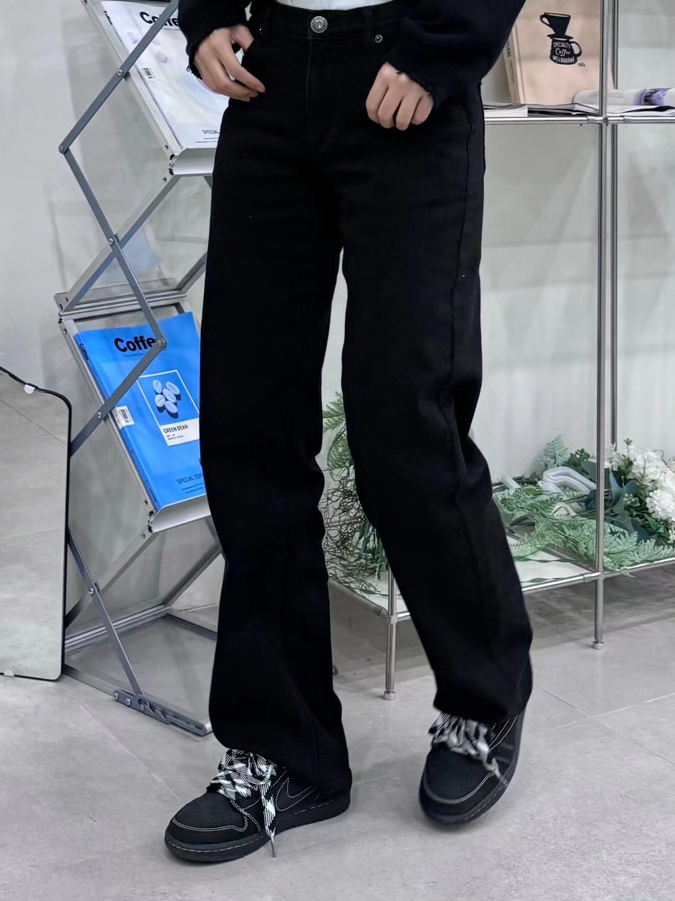 Jordan 1 x Travis Scott Retro Low OG SP Black Phantom 착용 스타일 - 4