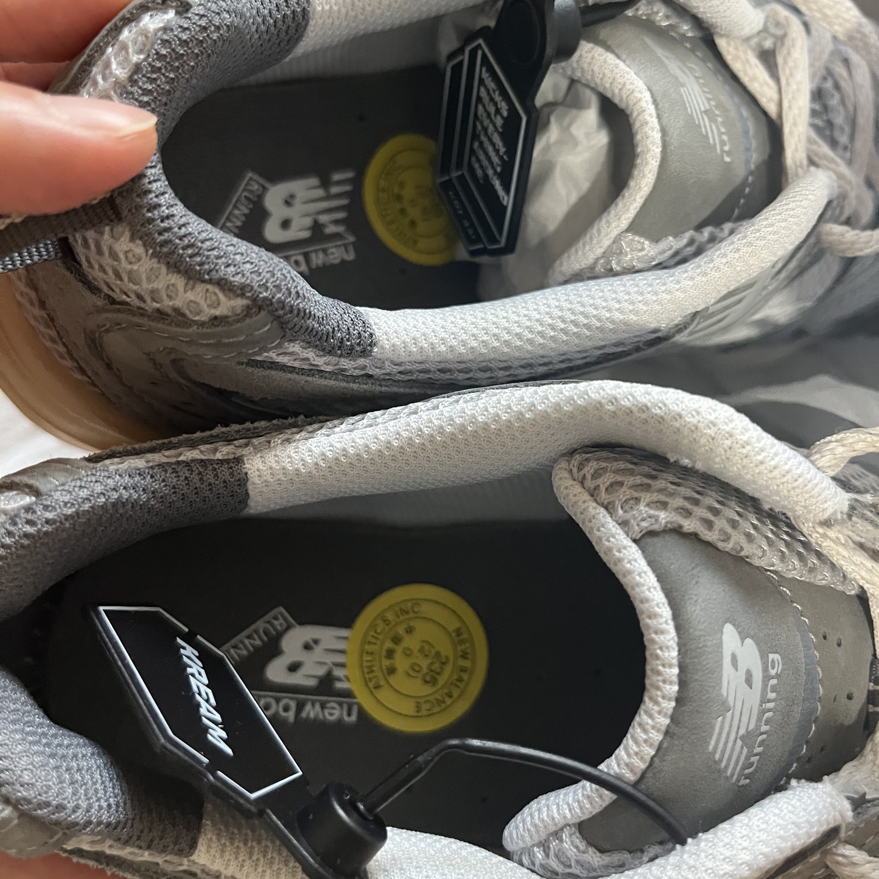 New Balance 530 Premium Vintage Grey Matter 착용 스타일 - 2