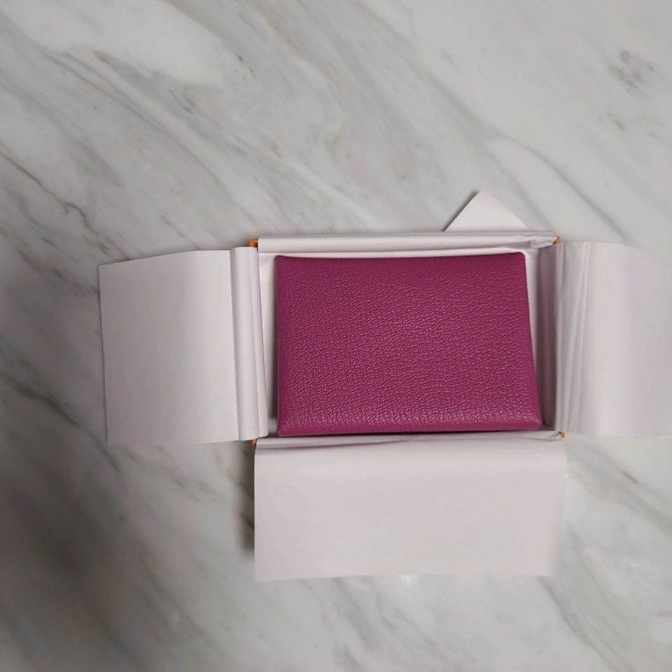 Hermes Calvi Duo Card Holder Mysore Goatskin & Palladium Mauve Sylvestre 착용 스타일