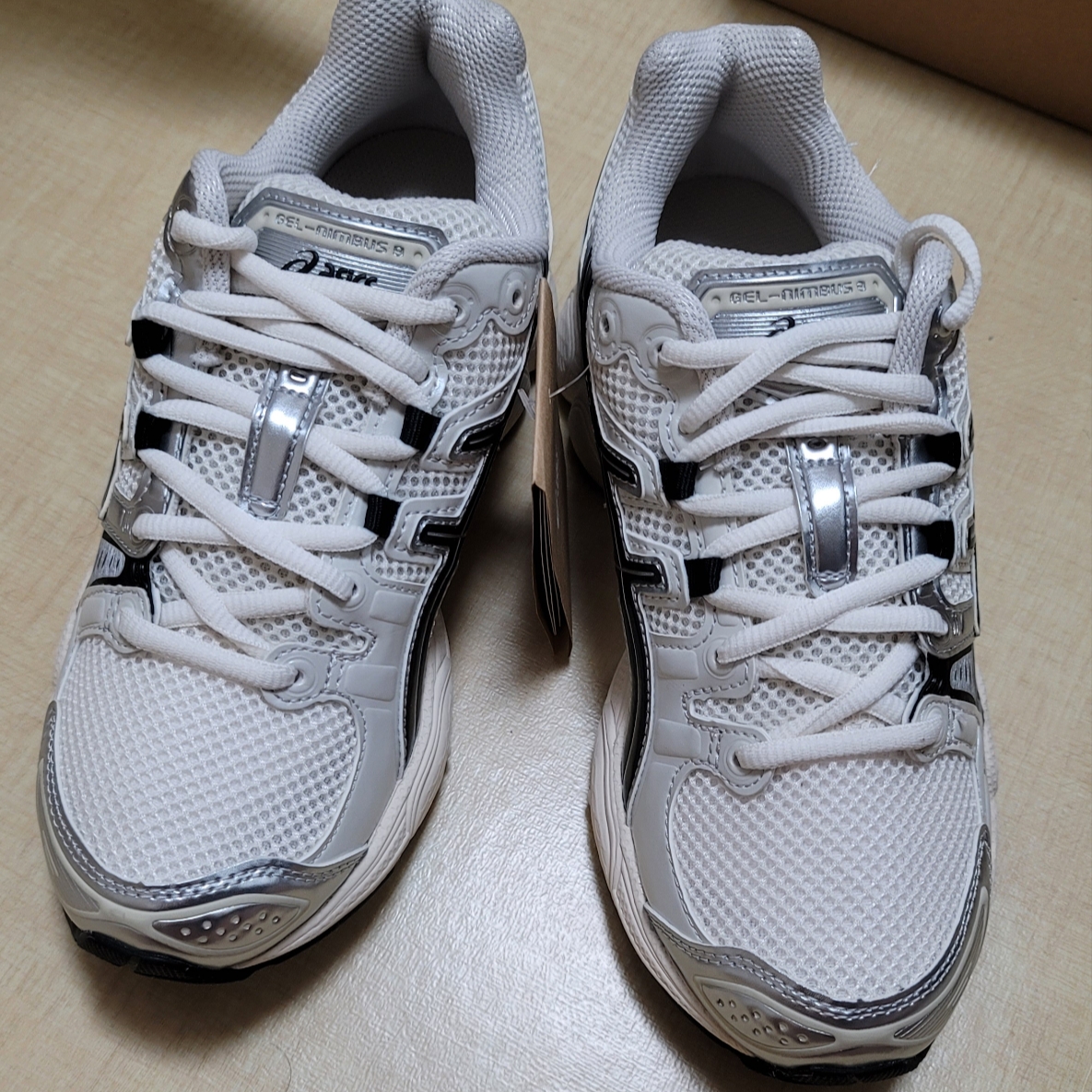 Asics Gel-Nimbus 9 Cream Black 착용 스타일 - 2