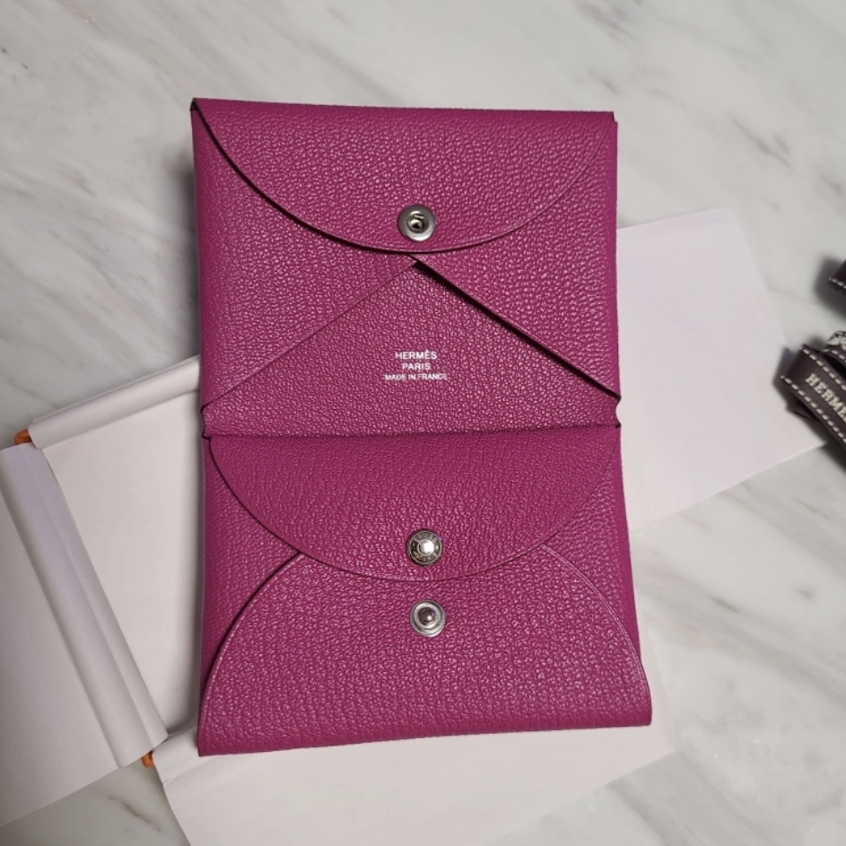 Hermes Calvi Duo Card Holder Mysore Goatskin & Palladium Mauve Sylvestre 착용 스타일