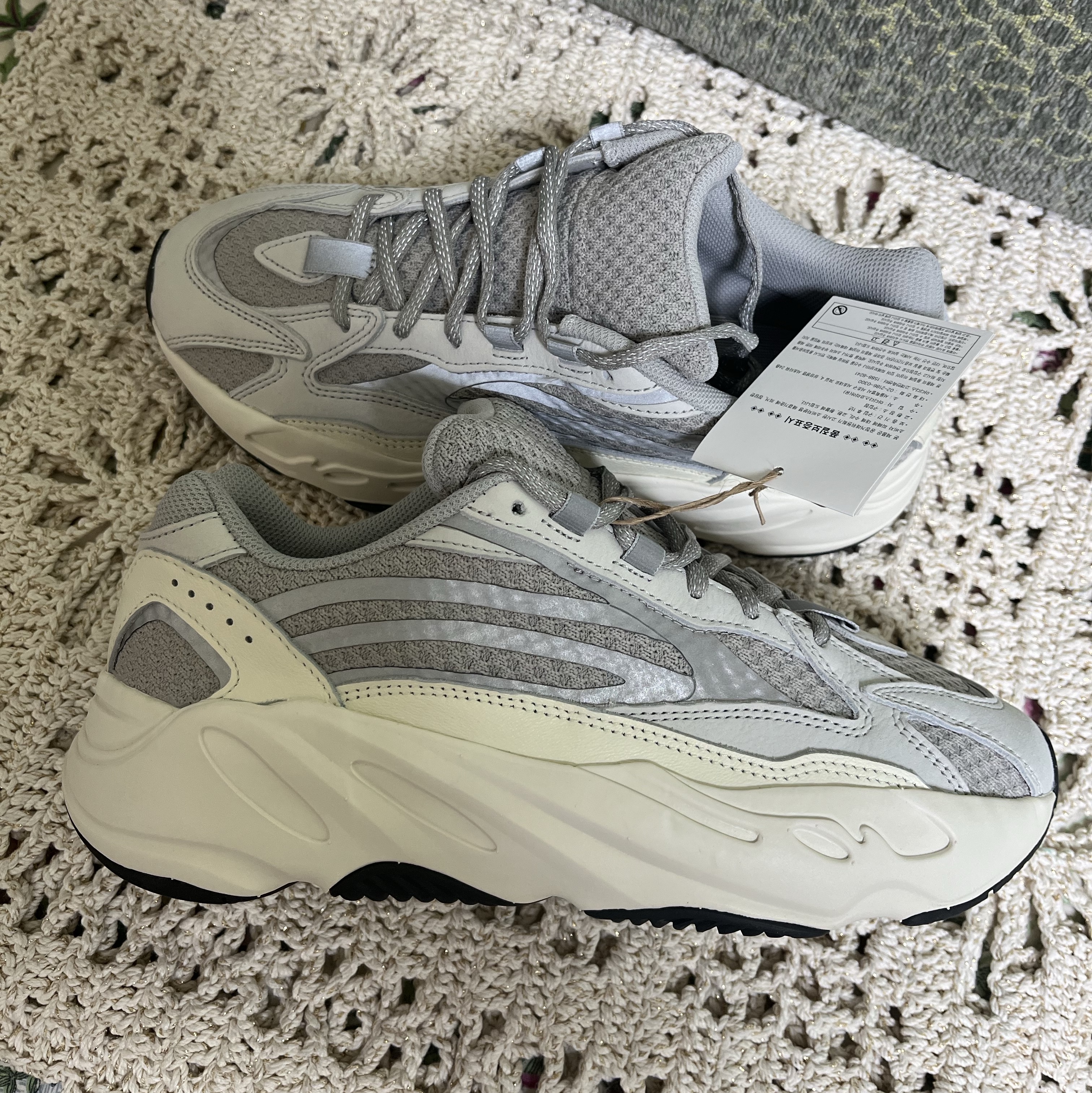 Adidas Yeezy Boost 700 V2 Static 2022 착용 스타일