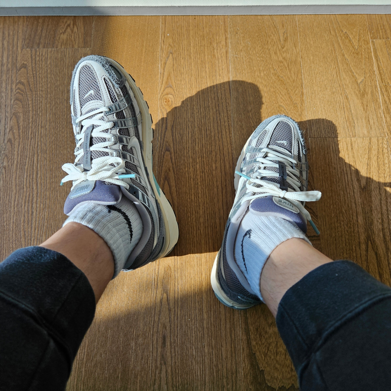 Nike P-6000 Flat Pewter Light Iron Ore 착용 스타일