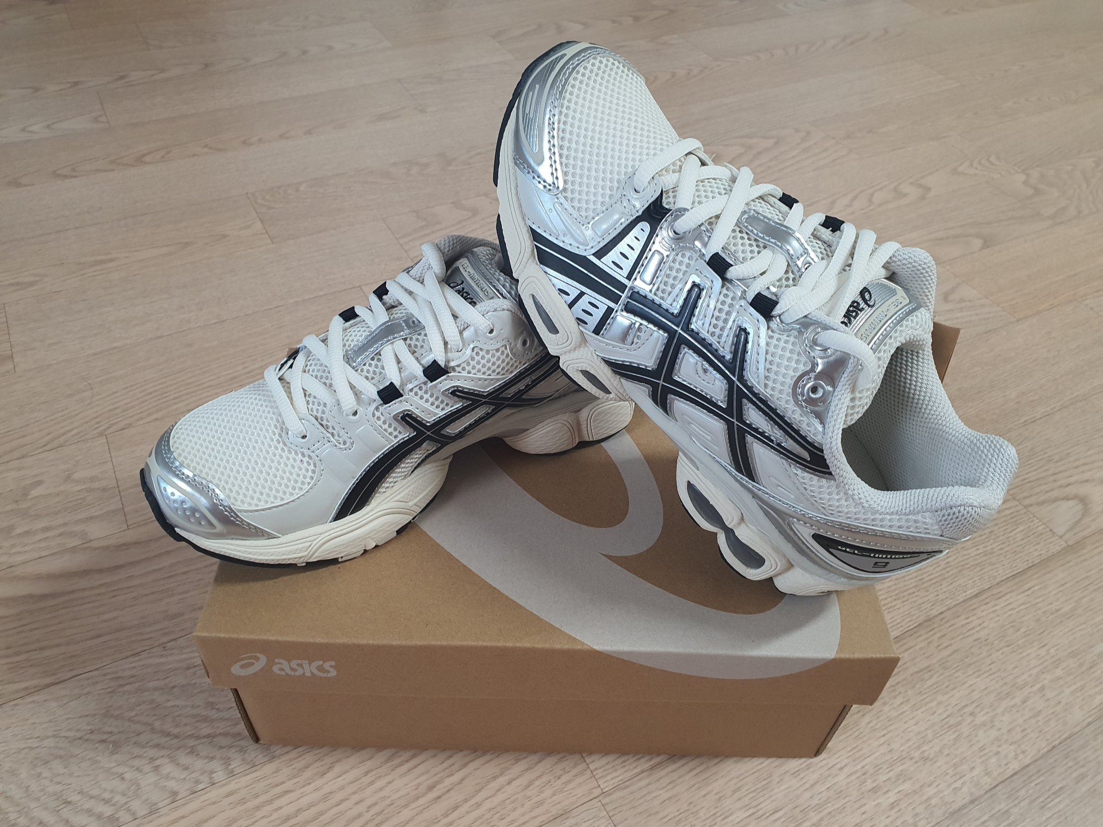 Asics Gel-Nimbus 9 Cream Black 착용 스타일 - 2