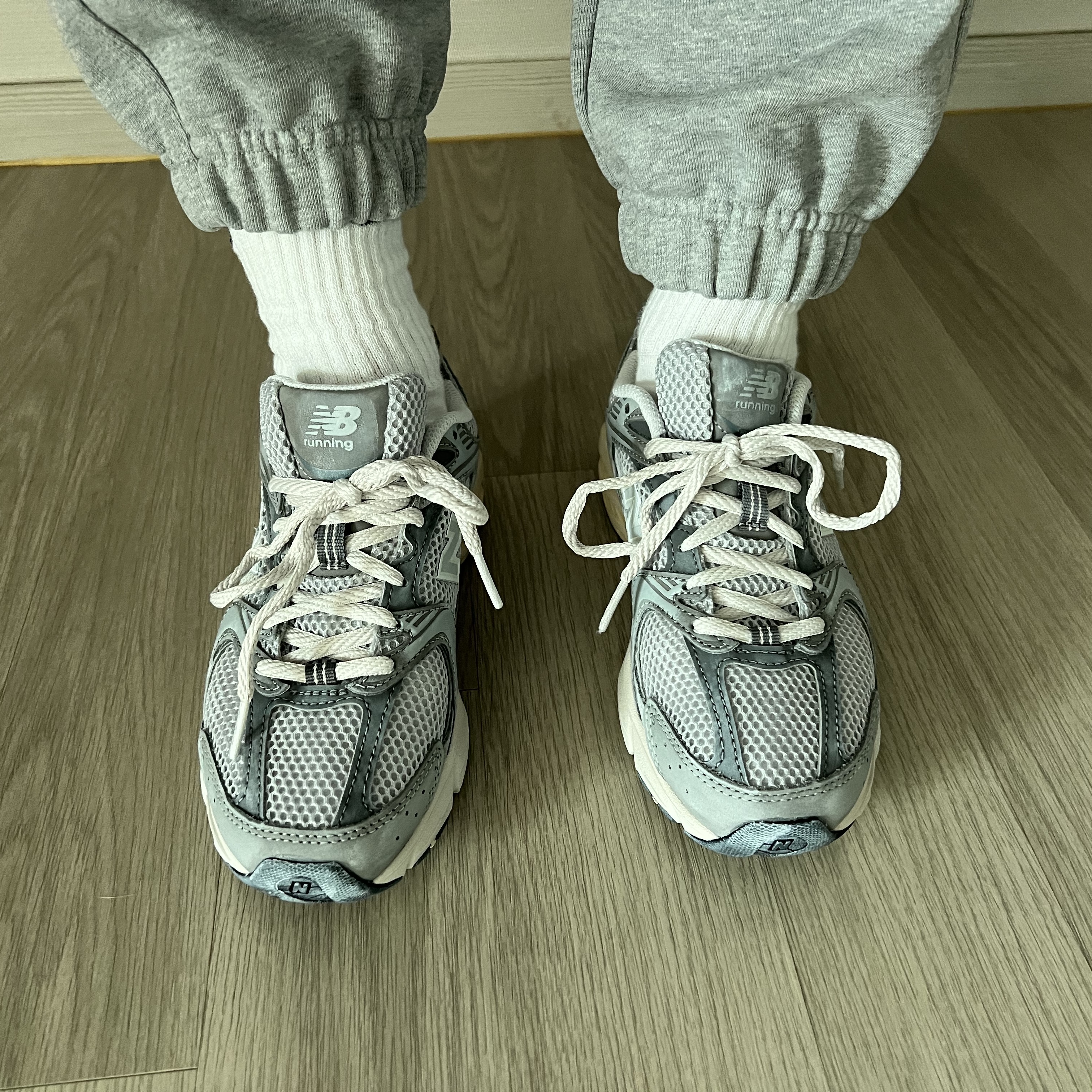 New Balance 530 Premium Vintage Grey Matter 착용 스타일 - 1