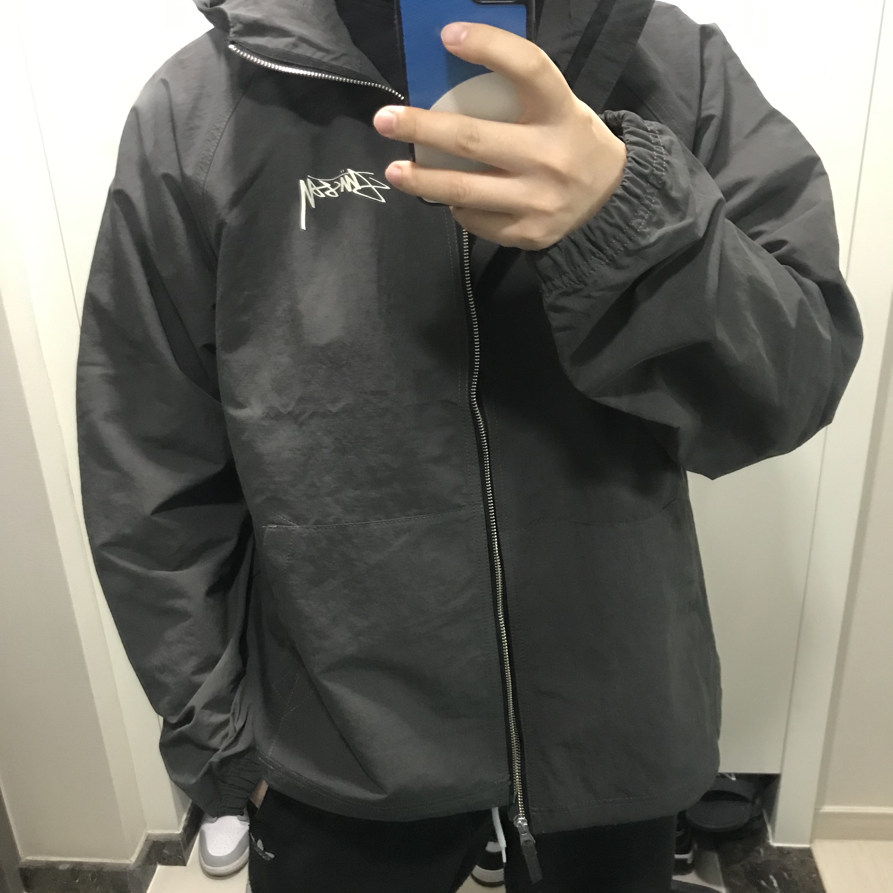Stussy Wave Dye Beach Shell Jacket Black 착용 스타일