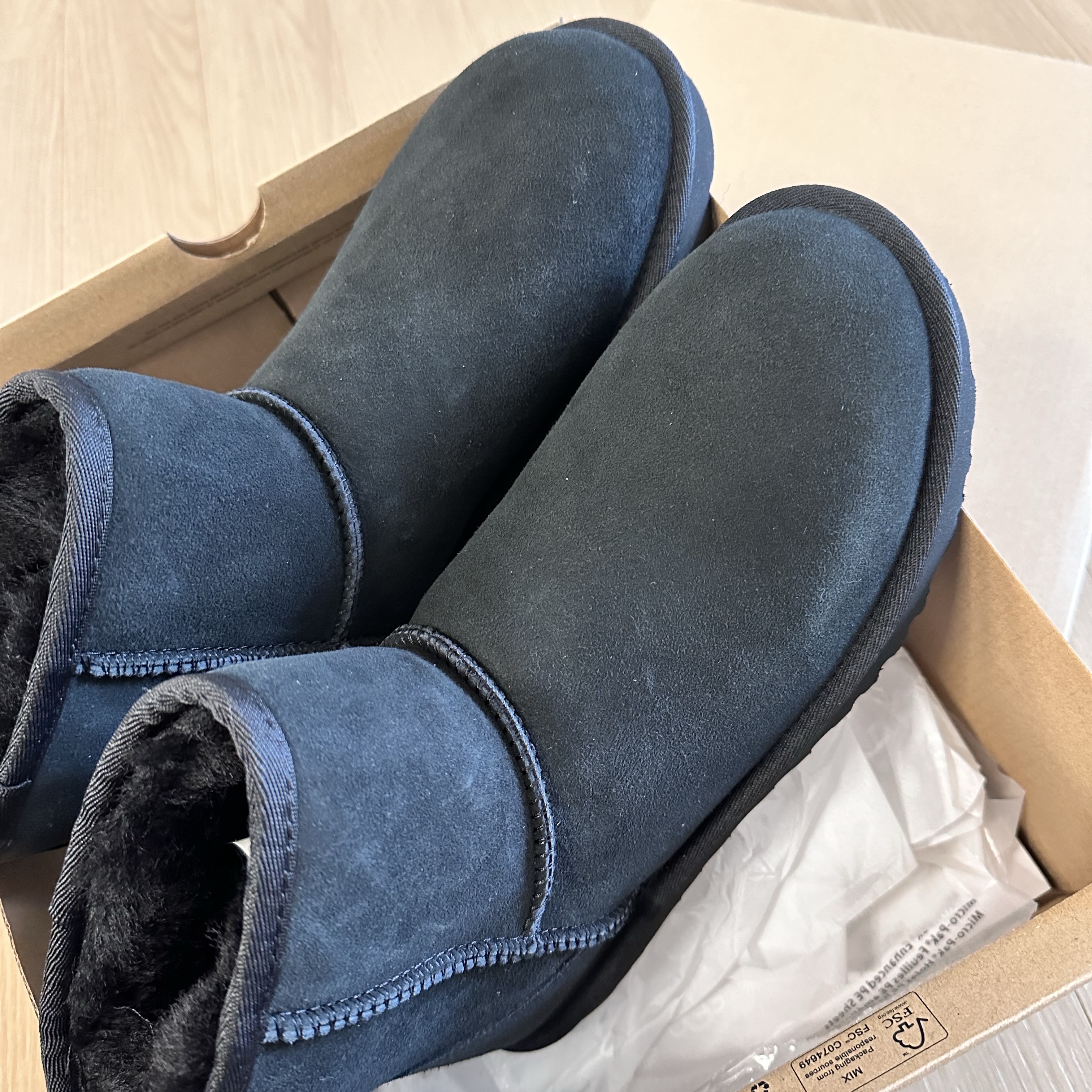 (W) UGG Classic Mini II Boots Black 착용 스타일