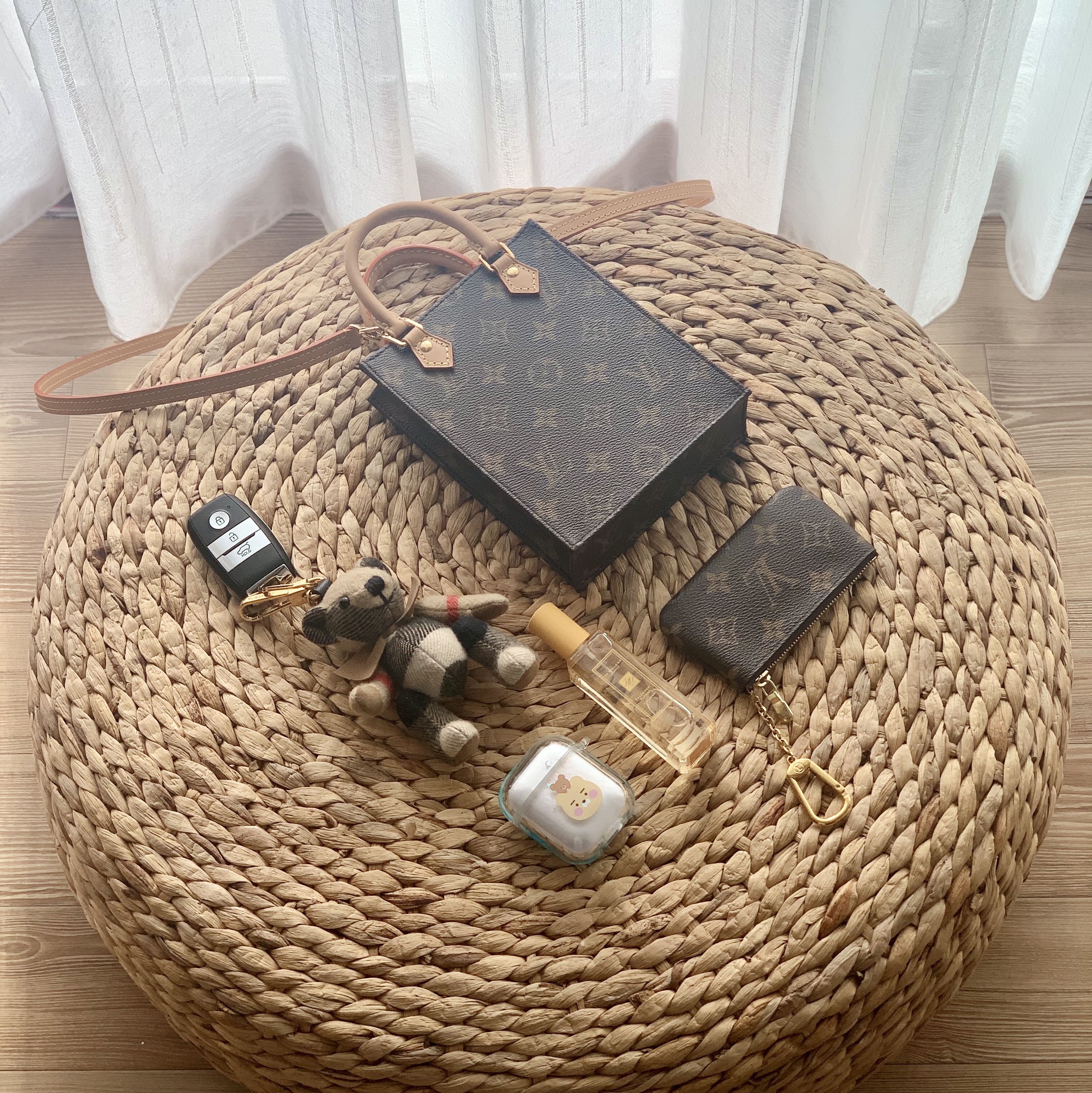 Louis Vuitton Petit Sac Plat Monogram, Burberry Bow Tie Thomas Bear Charm Archive Beige 착용 스타일