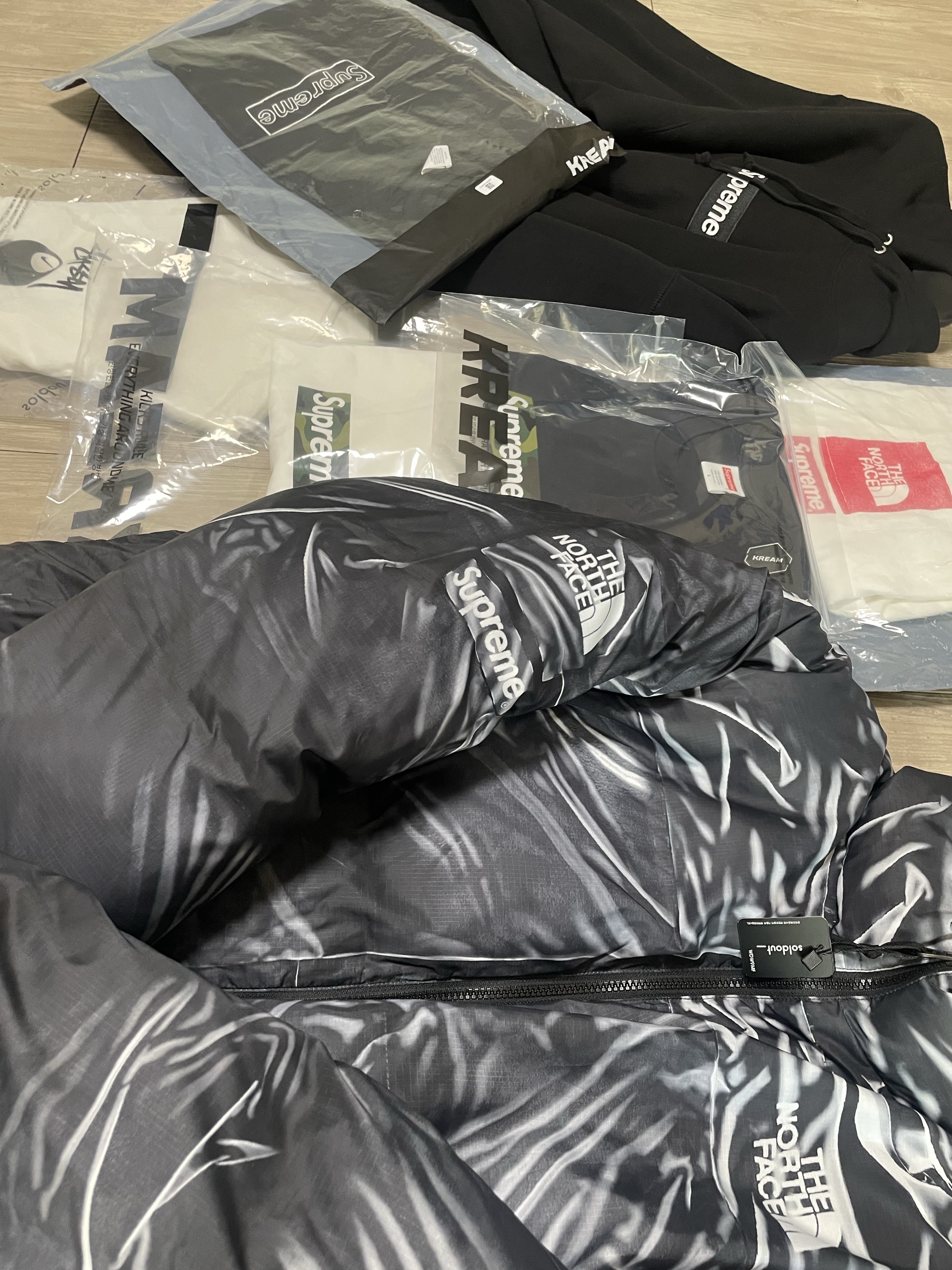 Supreme Box Logo Hooded Sweatshirt Black - 23FW, Supreme Box Logo T-Shirt White - 23FW 착용 스타일 - 1