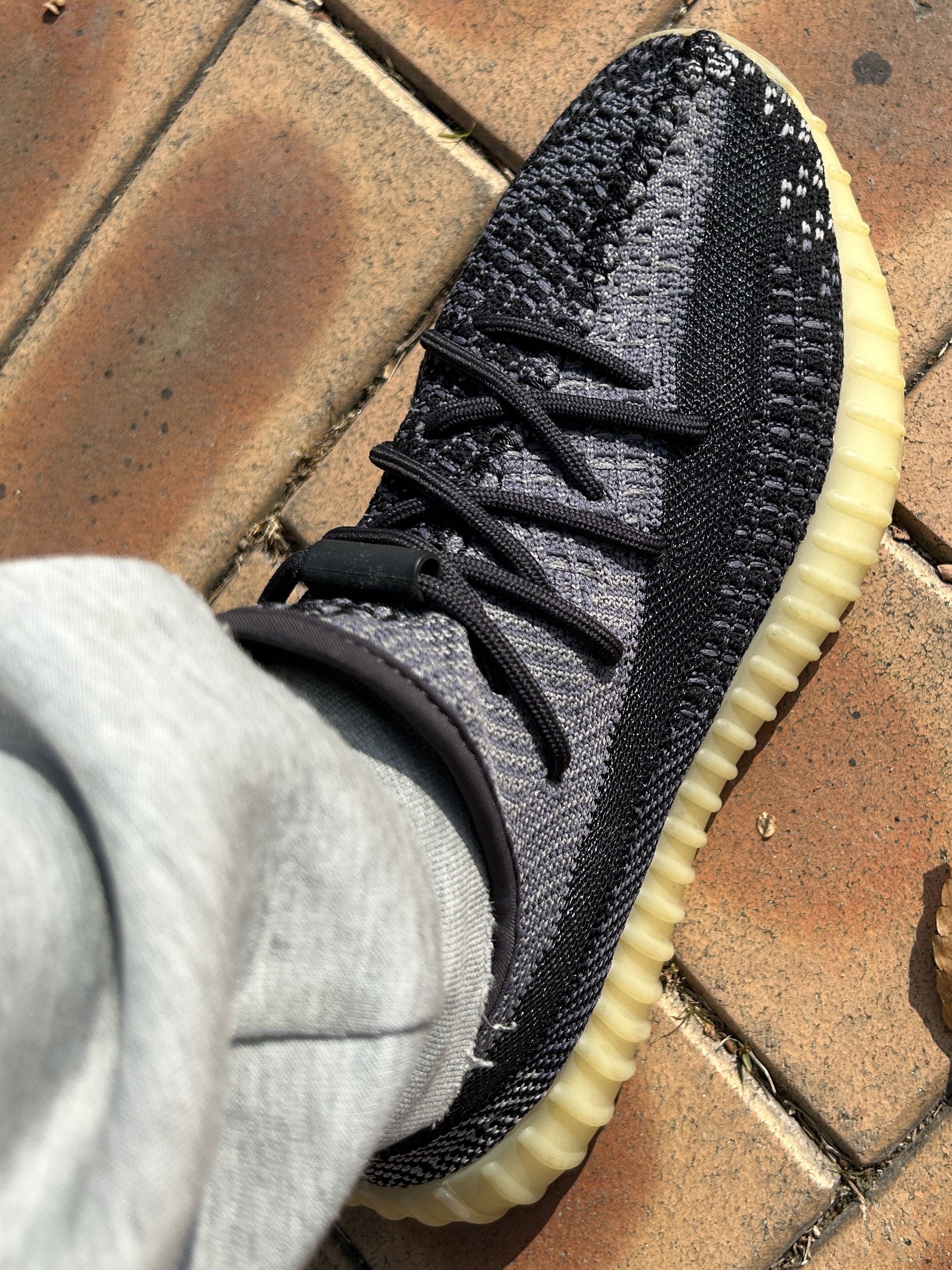 Adidas Yeezy Boost 350 V2 Carbon 착용 스타일