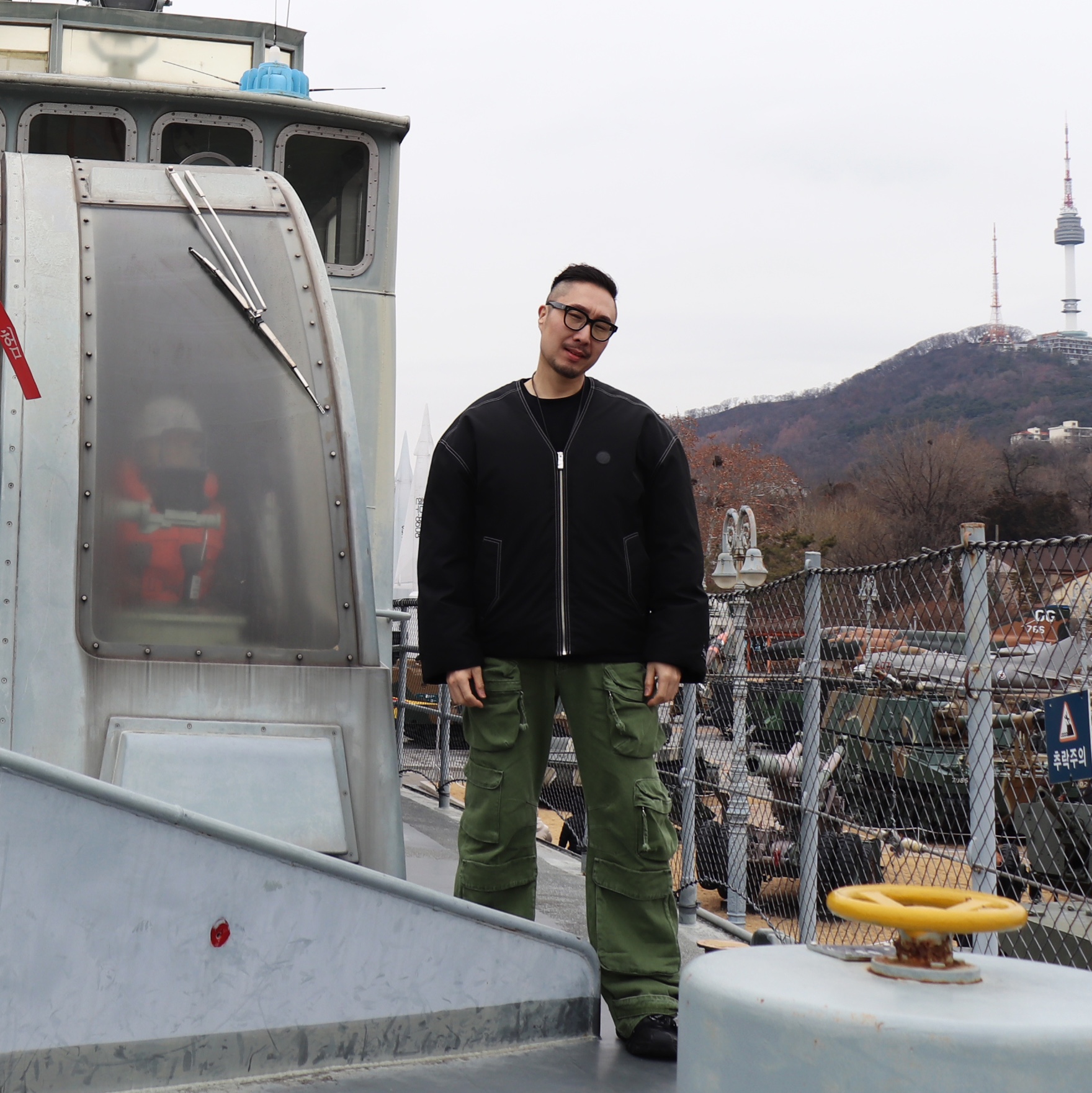 Zara x Ader Error Oversize Bomber Jacket Black, Zara Utility Pocket Pants Green 착용 스타일 - 1