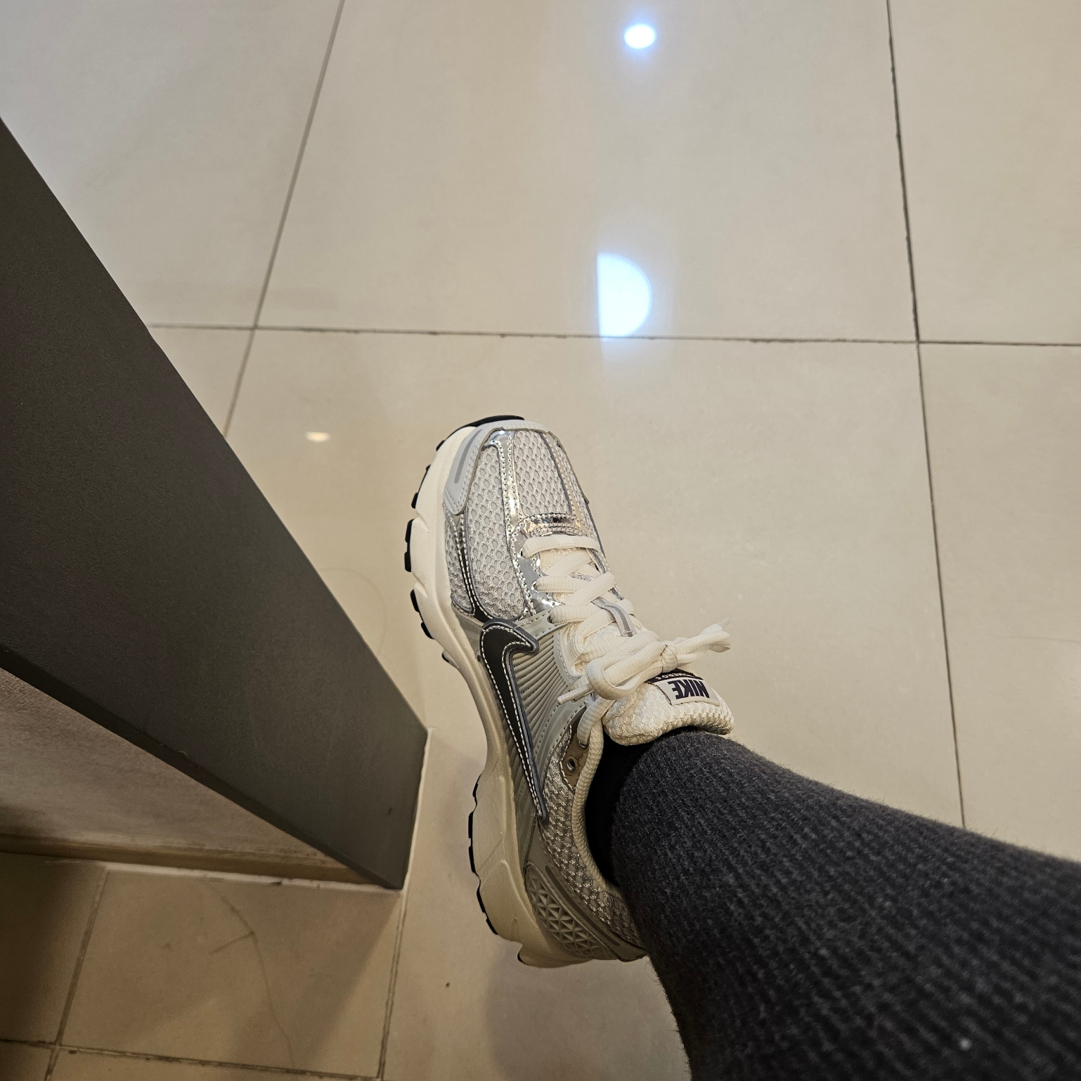 (W) Nike Zoom Vomero 5 Photon Dust and Metallic Silver 착용 스타일 - 2