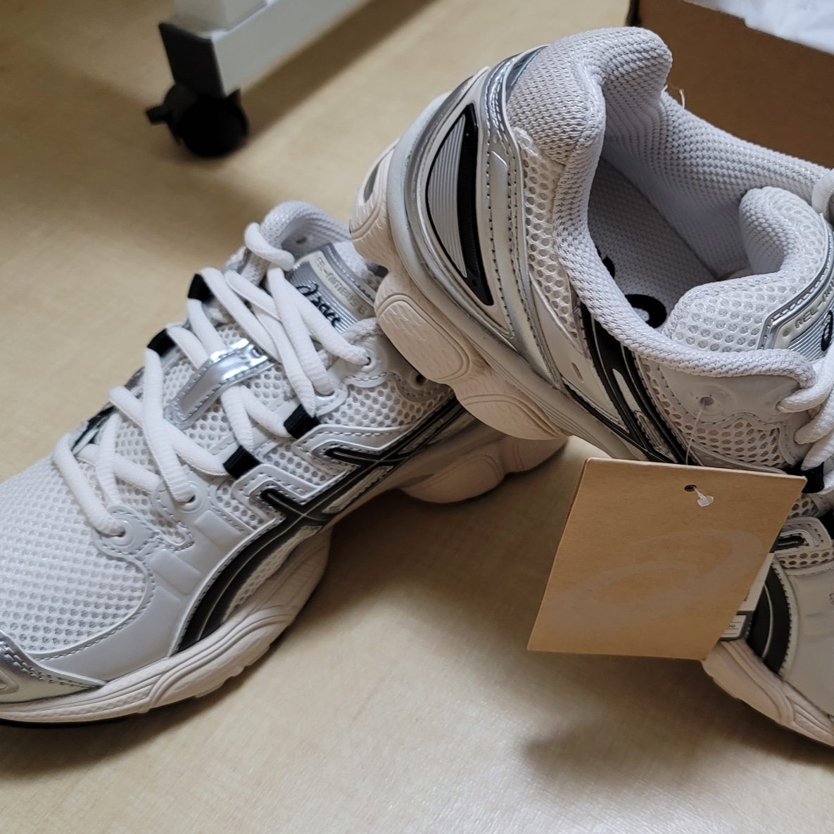 Asics Gel-Nimbus 9 Cream Black 착용 스타일 - 3