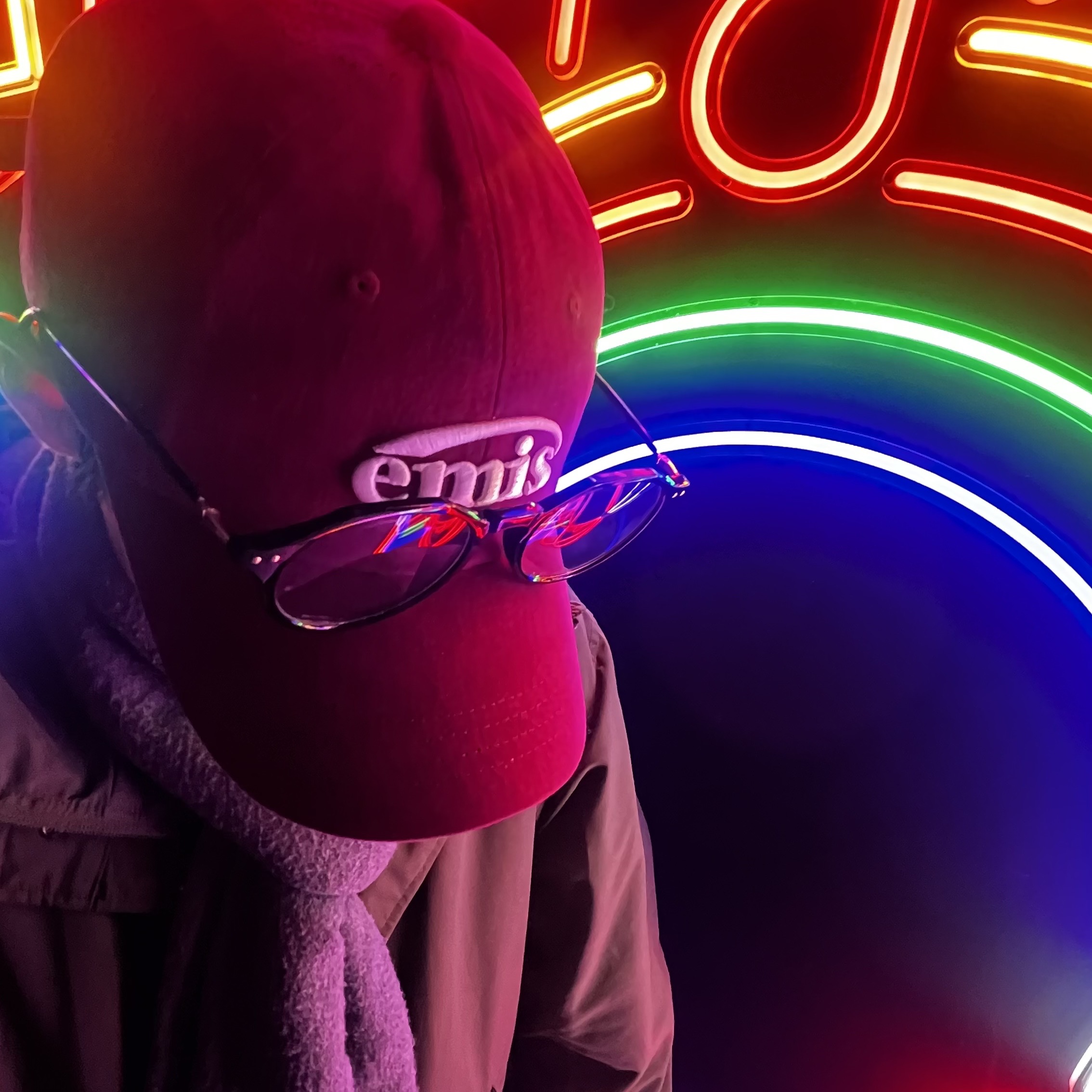 Emis New Logo Emis Cap Burgundy 착용 스타일 - 3