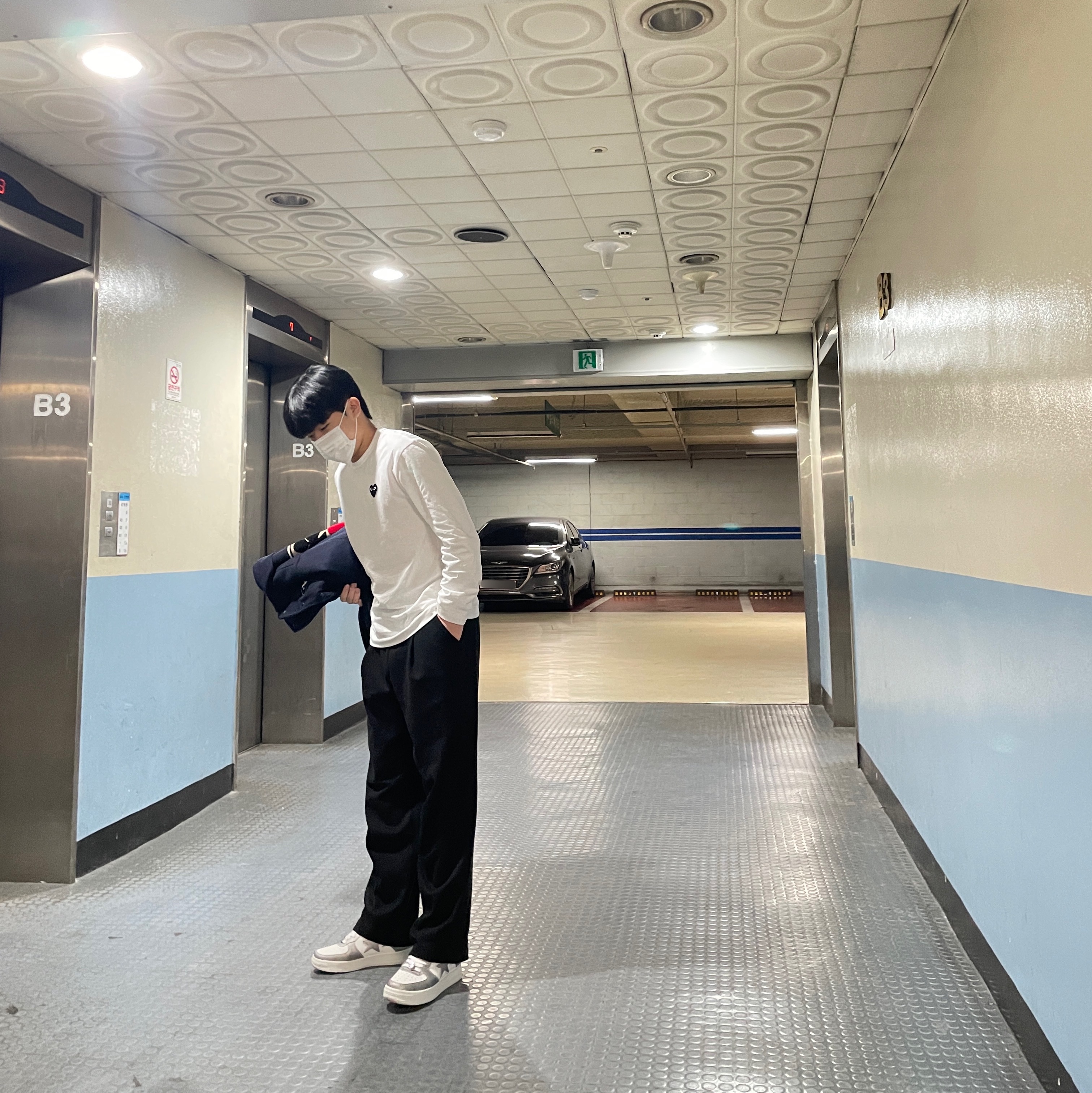 (W) BAPE Bape Sta #4 Gold White, Play Comme des Garcons Black Heart LS T-Shirt White 착용 스타일