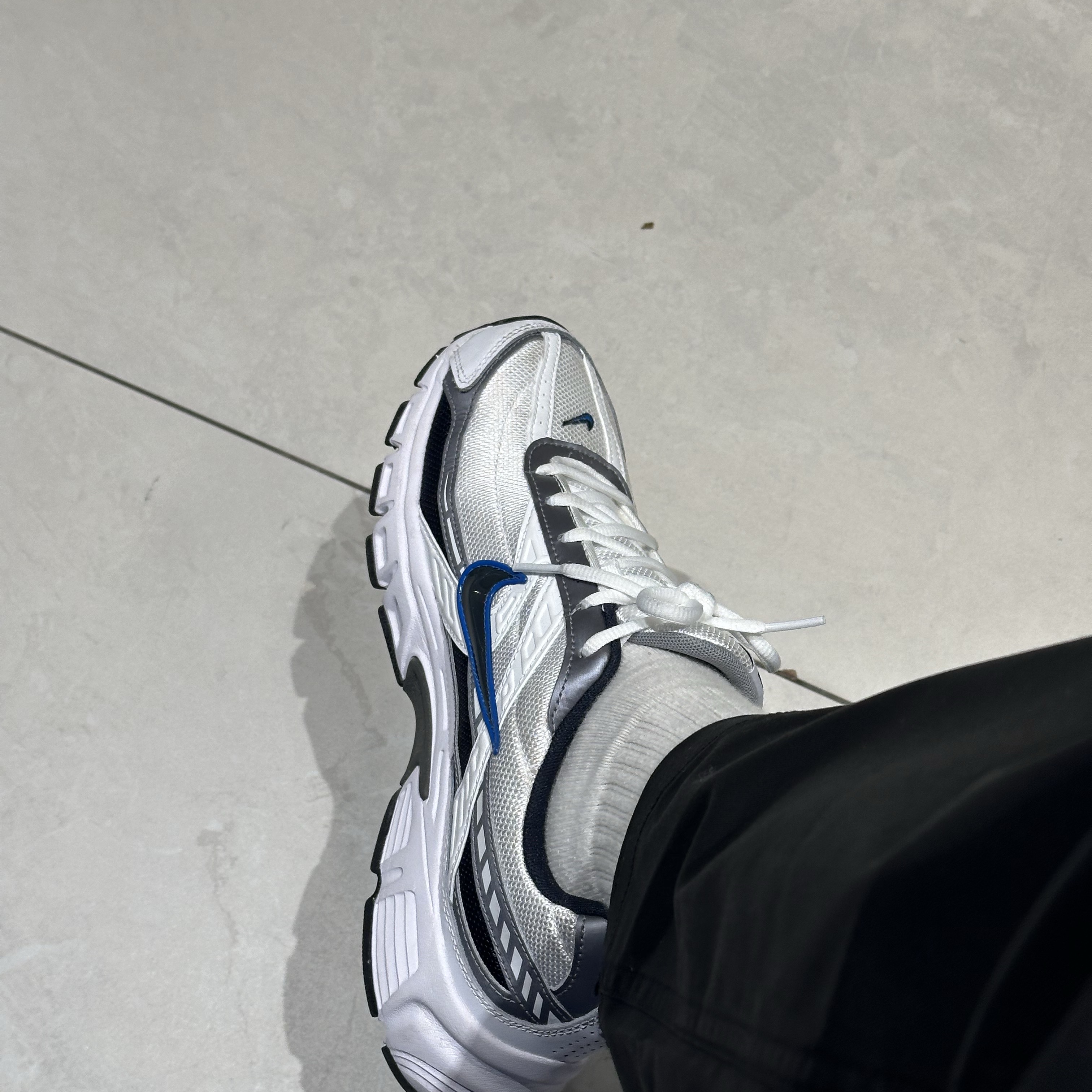 Nike Initiator White Obsidian Metallic Cool Grey 착용 스타일