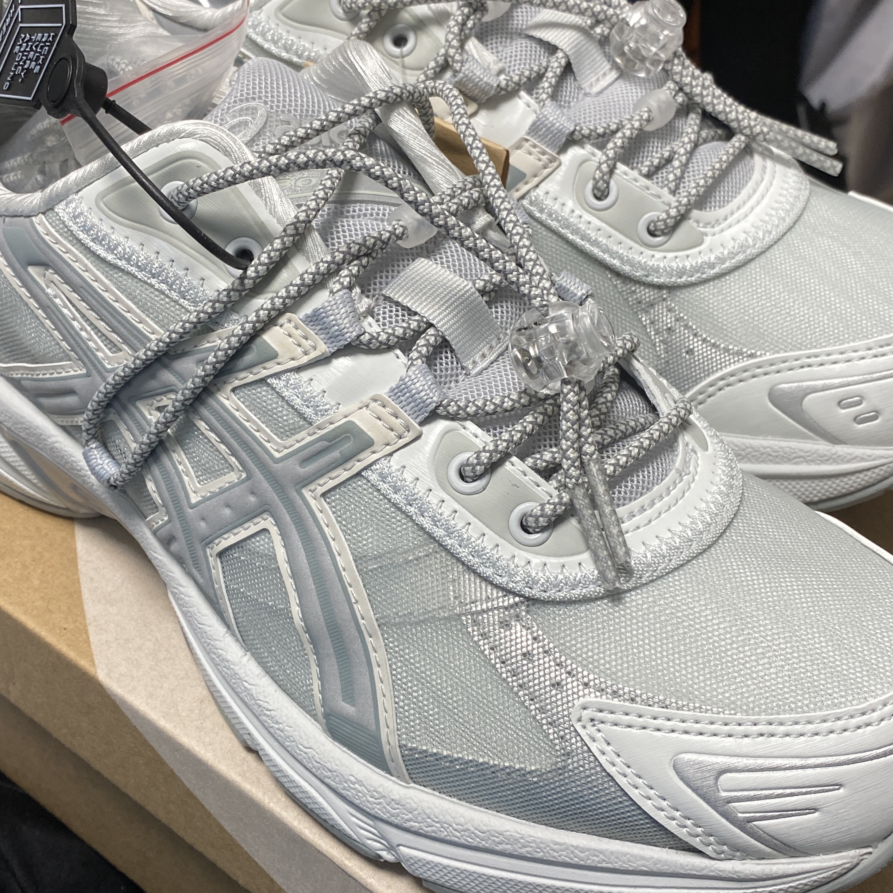 Asics x Atmos x Ojos Gel-1130 RE Glacier Grey Pure Silver 착용 스타일