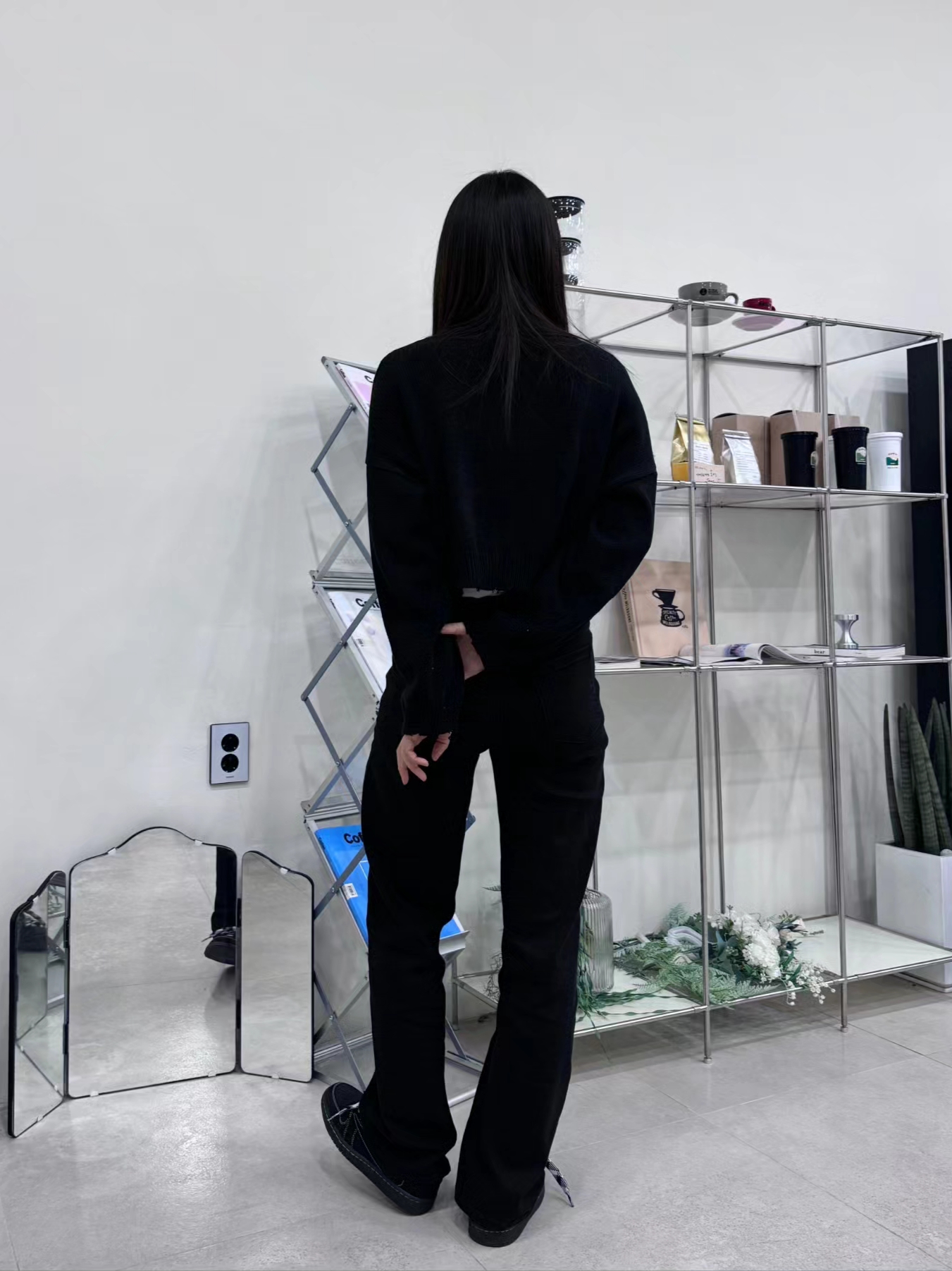 Jordan 1 x Travis Scott Retro Low OG SP Black Phantom 착용 스타일 - 2