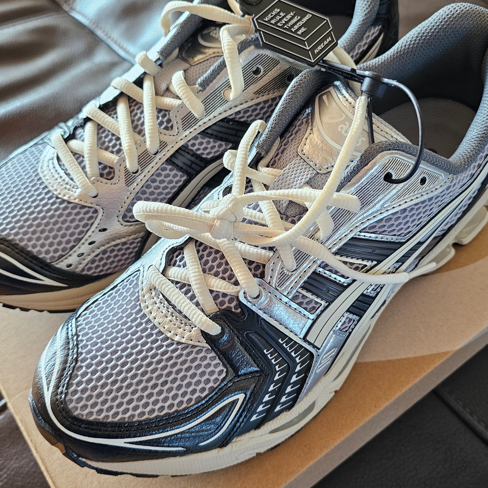 Asics Gel-Kayano 14 Black Glacier Grey 착용 스타일