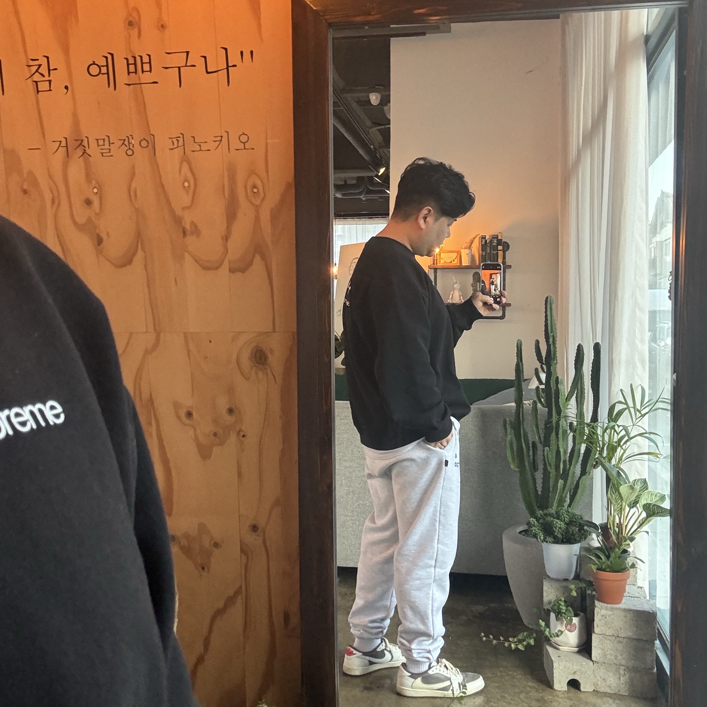 Supreme NYC Crewneck Black - 23FW, IAB Studio Sweatpants Light Gray 착용 스타일